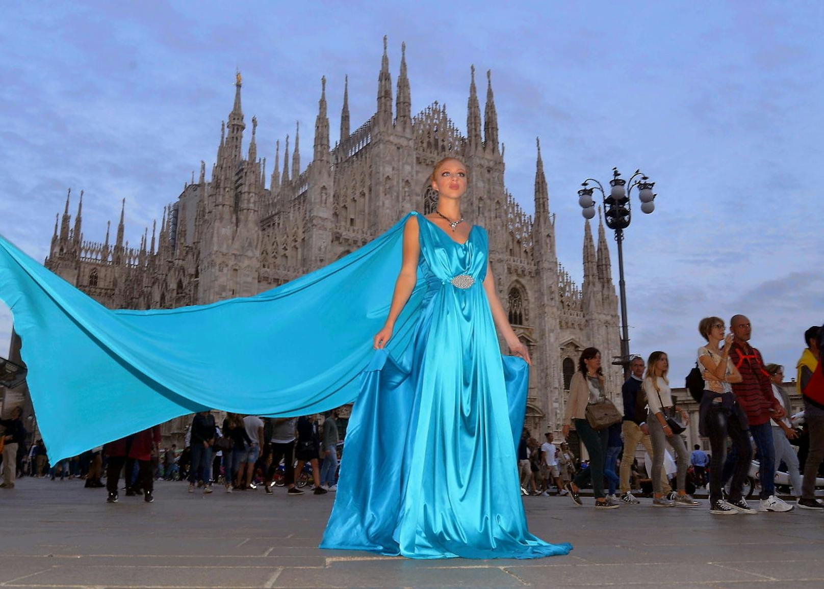 23.09.2019: Um Kontakte für ihre Modelkarriere zu knüpfen, zeigte sich Boris Beckers Tochter Anna Ermakova auf der amfAR-Gala in Mailand. Das Kleid hat übrigens ihre Mutter designt.