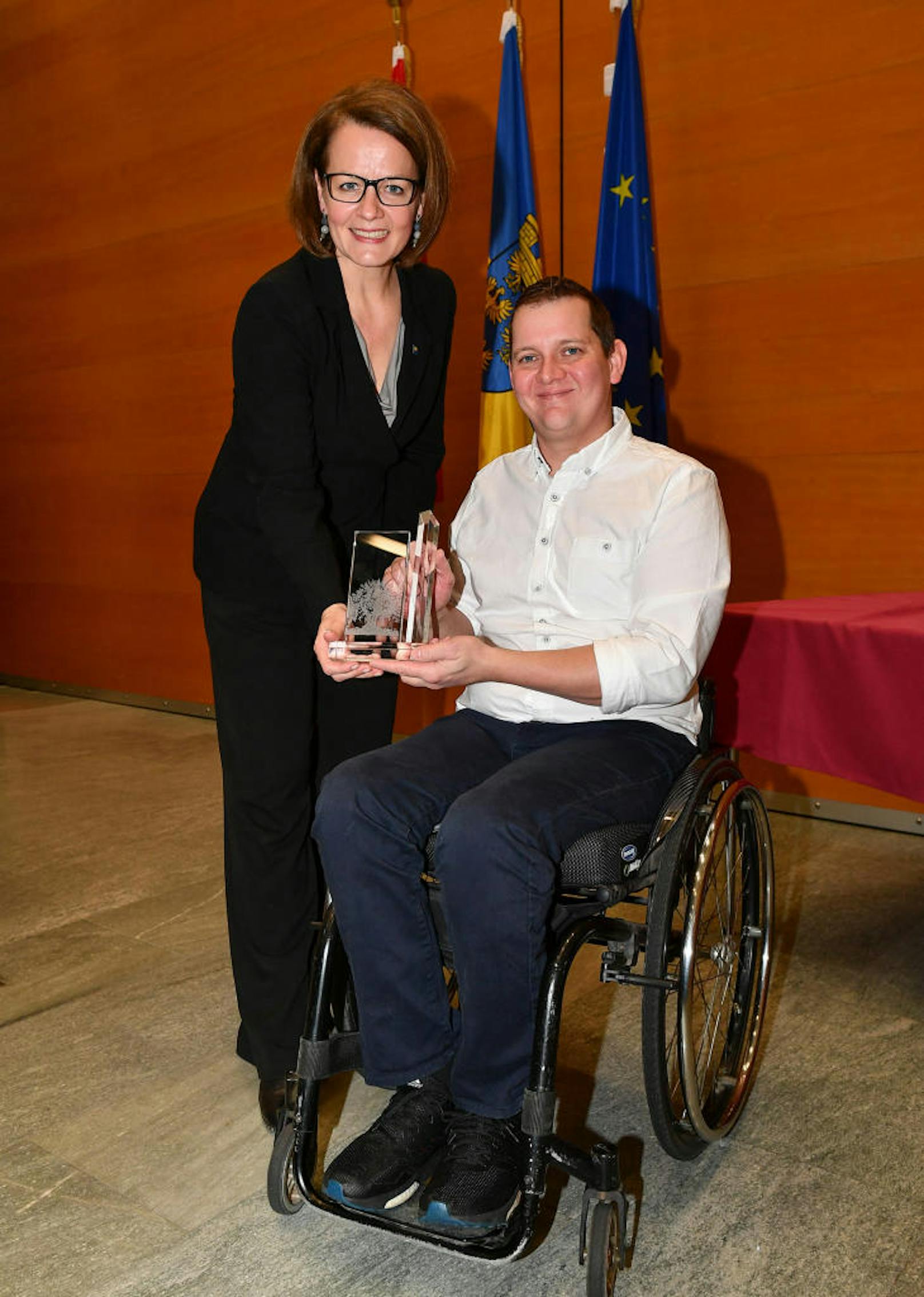 Für deinen Kampfgeist erhielt er jetzt den AUVA-Back to Life-Award. Dazu gratulierte Landesrätin Christiane Teschl-Hofmeister.