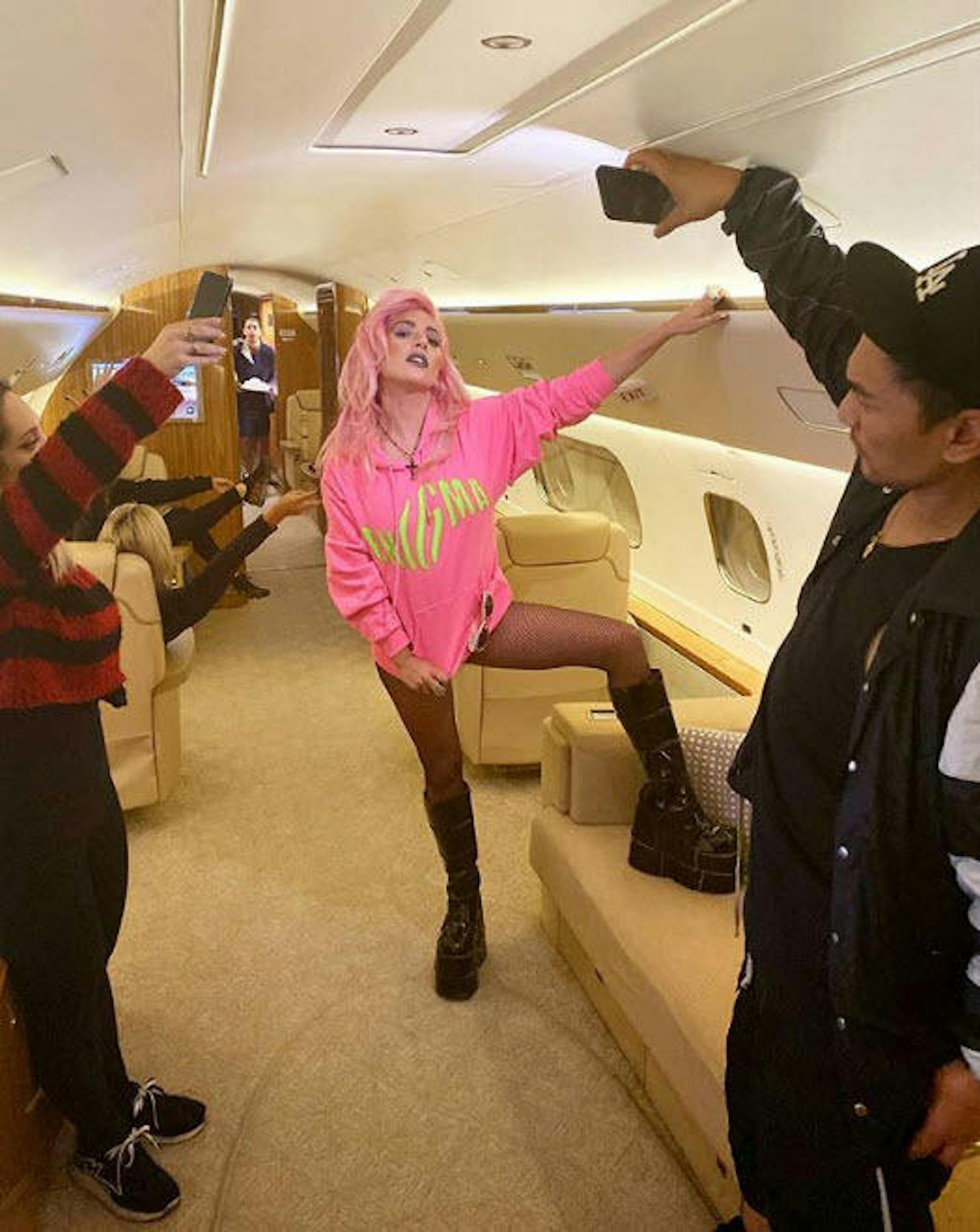 16.10.2019: Am 17. Oktober residiert Lady Gaga wieder mit ihrer "Enigma"-Show in Las Vegas und wirbt dafür auf Instagram. Obwohl sie nur fünf Autotstunden entfernt in Malibu wohnt, gönnte sich die Sängerin eine Anreise im Privatjet. 