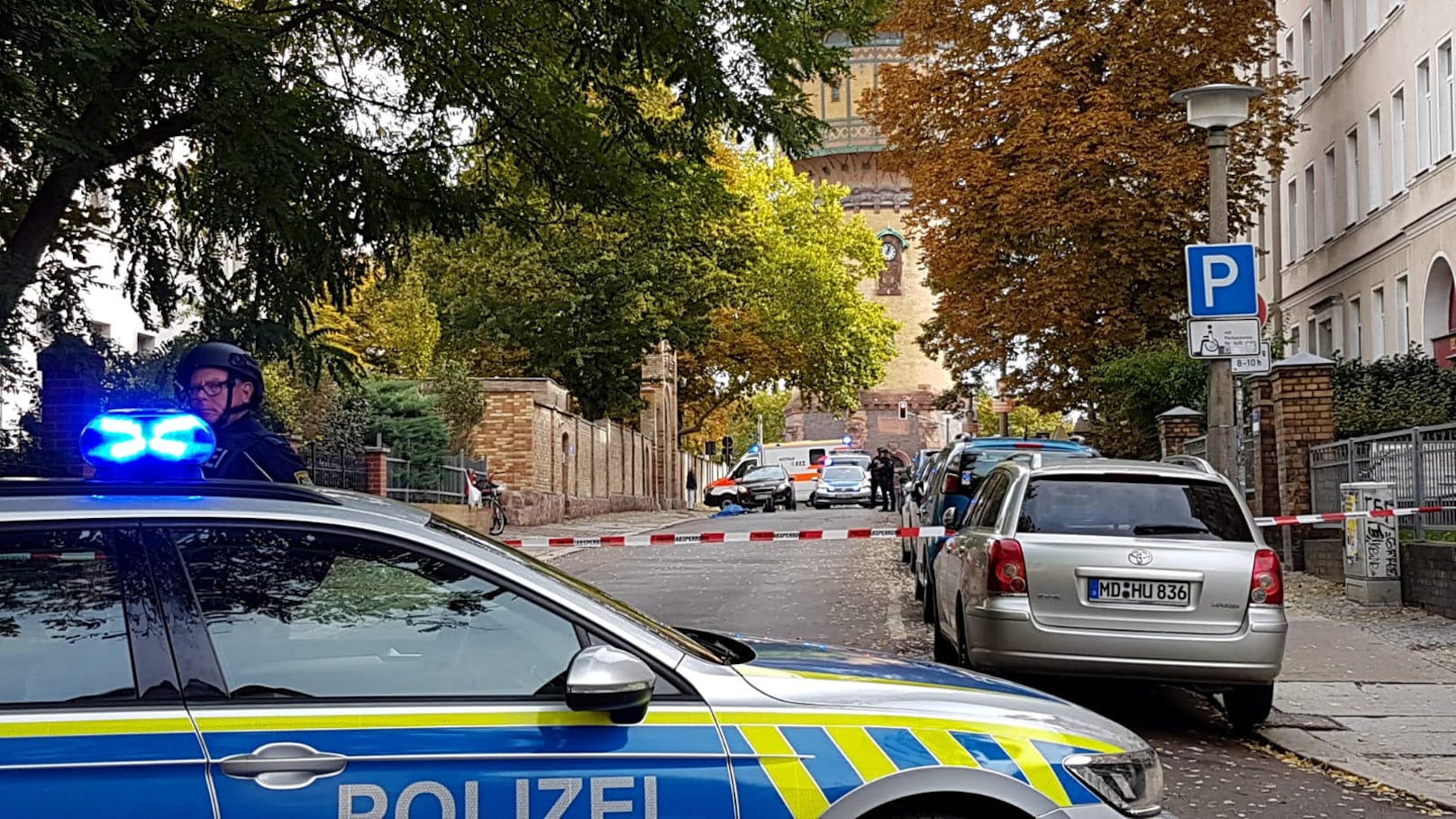 In Halle (Sachsen-Anhalt) sind vor einer Synagoge Schüsse gefallen. Mindestens zwei Personen kamen ums Leben.