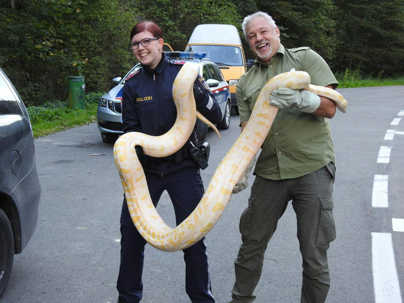 Polizistin und Reptilien-Profi Werner Stangl mit dem 4-Meter-Python