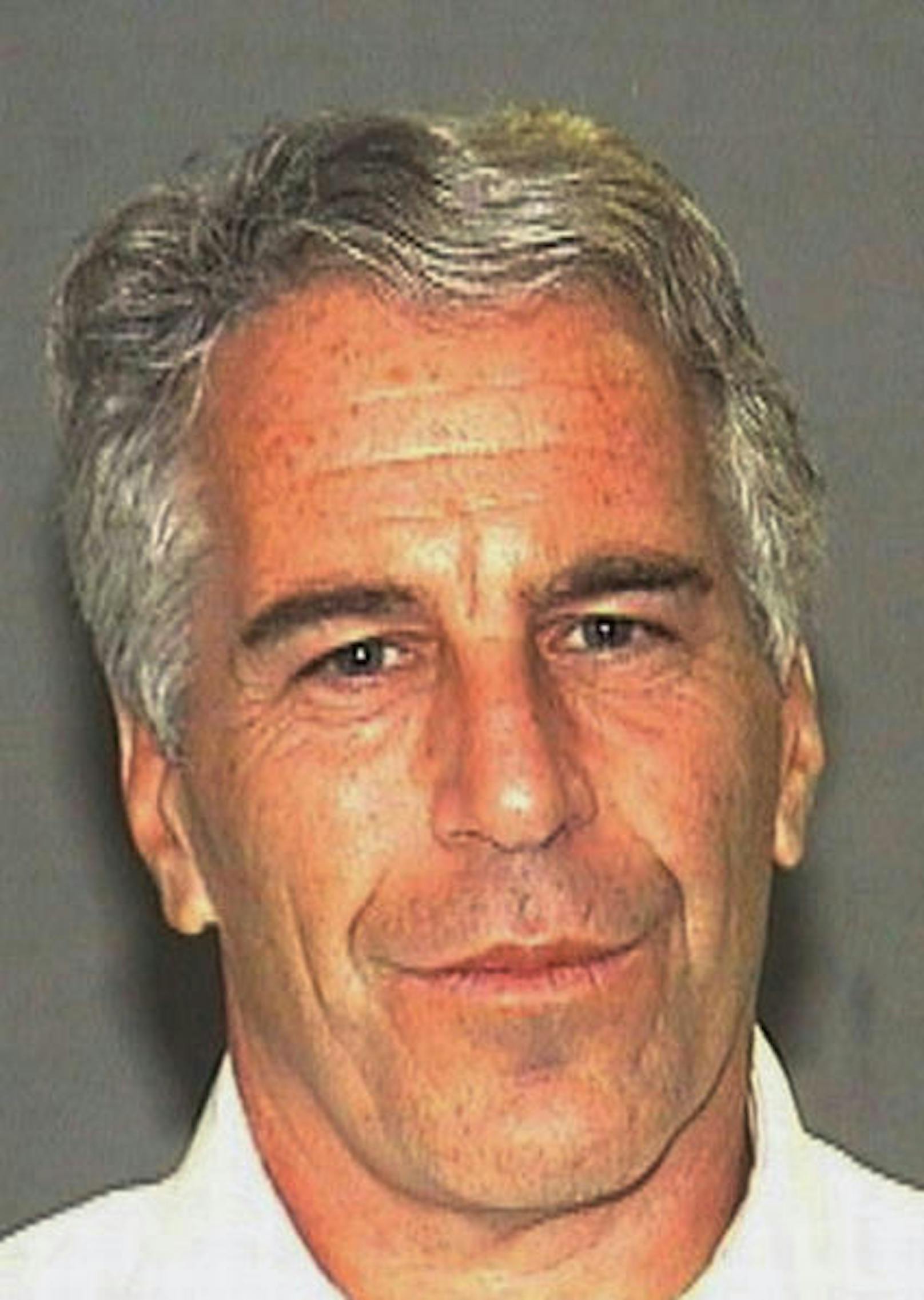 Epstein muss in U-Haft bleiben. Er wird von der New Yorker Staatsanwaltschaft angeklagt, 66 Minderjährige zur Prostitution gezwungen und selbst missbraucht zu haben.
