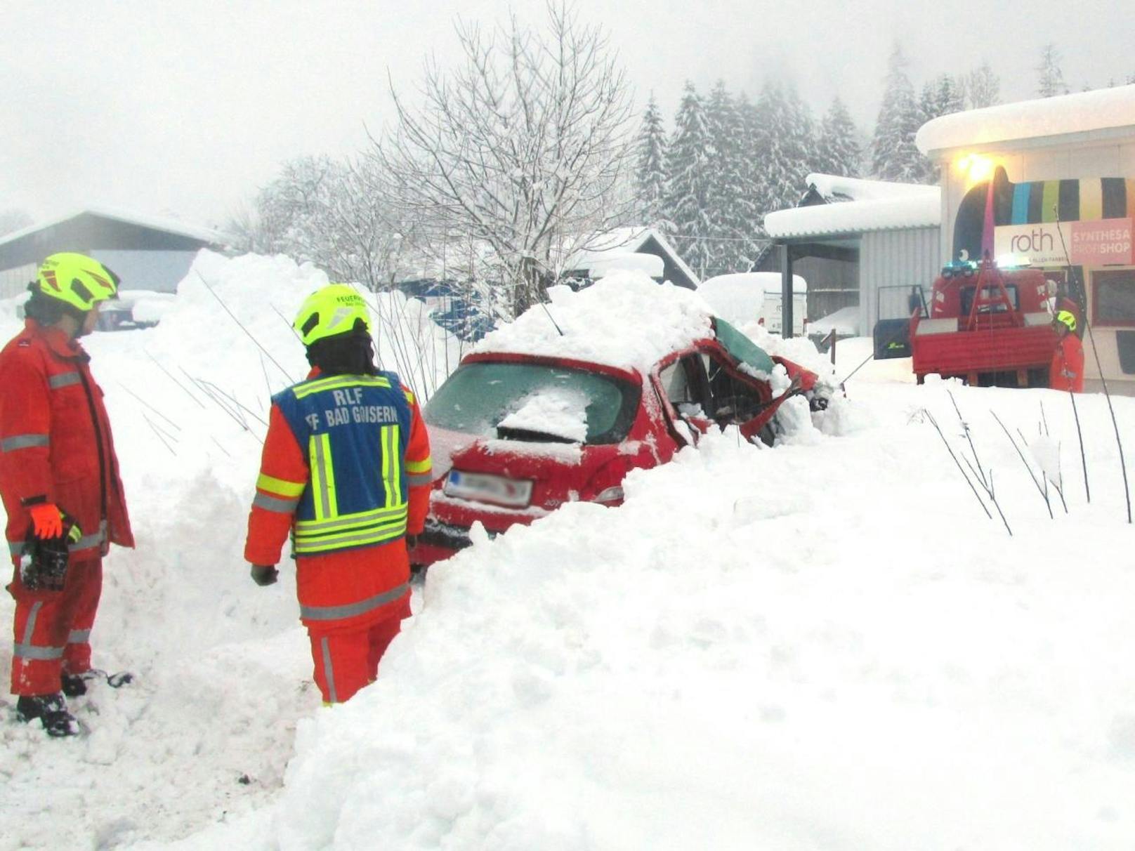 In Bad Goisern wurde ein Auto von einem Zug gerammt. Der Lenker war im Schnee hängengeblieben. (Foto: FF Bad Goisern)