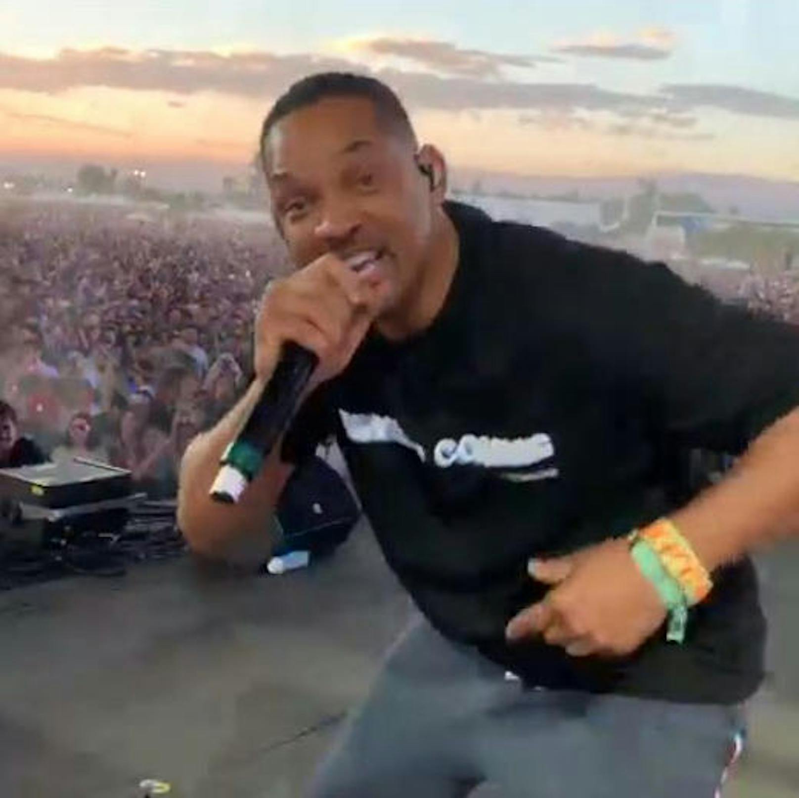 20.04.2019: Will Smith (50) trat überraschend beim Coachella-Festival auf. Er unterstützte seinen Sohn Jaden (20) auf der Bühne und demonstrierte, dass er seine Karriere als Rapper (Fresh Prince) begonnen hat.