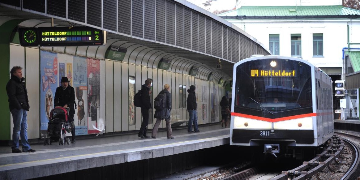 Die U4 durchfährt die Station in beiden Richtungen.