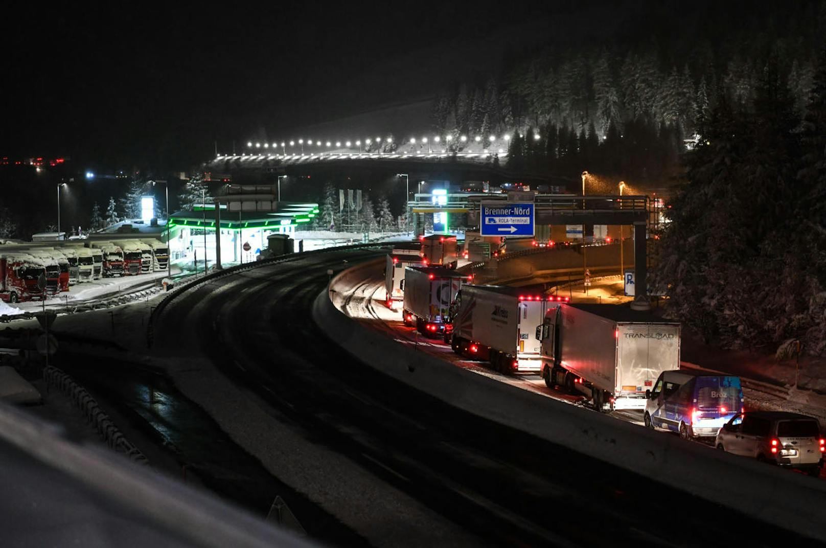 Nächtliche Schneefälle sorgten unter anderem in Tirol für Verkehrschaos und Schneekettenpflicht. 