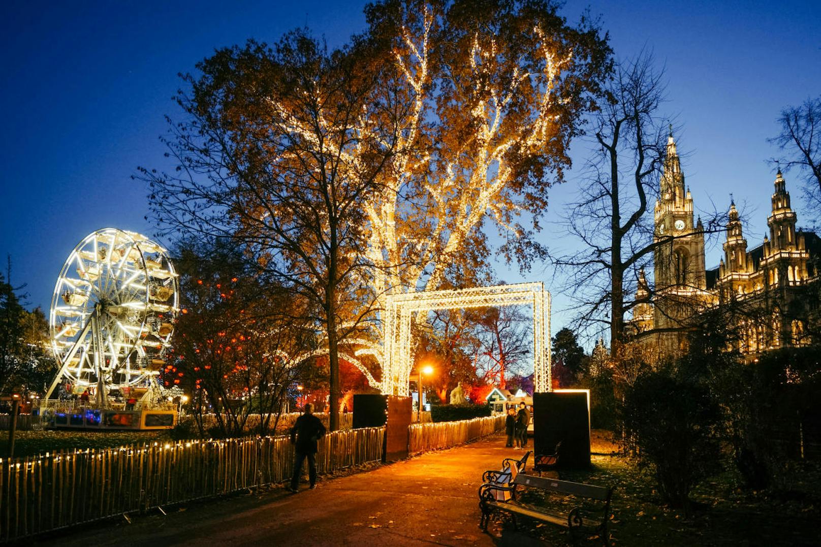 In der nördlichen Parkhälfte bietet die Weihnachtswelt im Rathauspark den Rathausexpress, ein Riesenrad und ein historisches Ringelspiel.