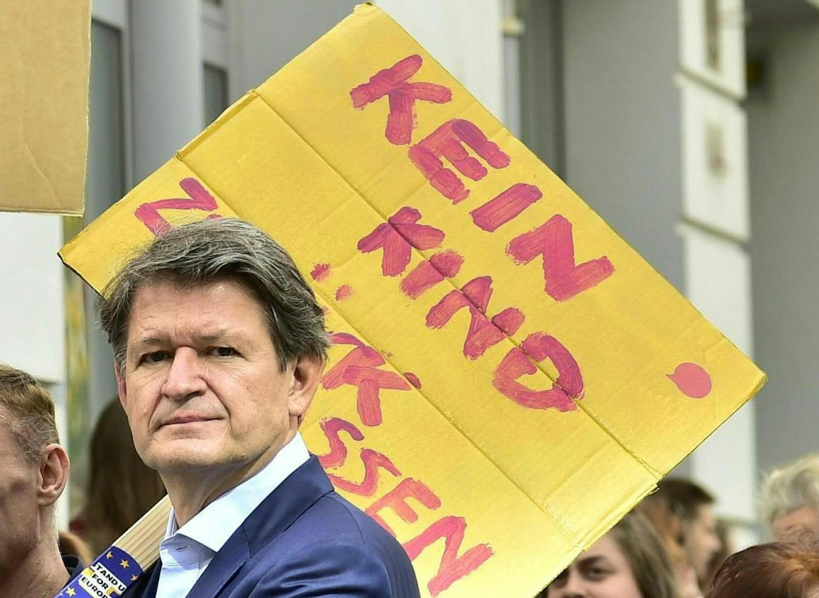NEOS-Kandidat Helmut Brandstätter während des "Earth Strike"-Klimaprotests in Wien