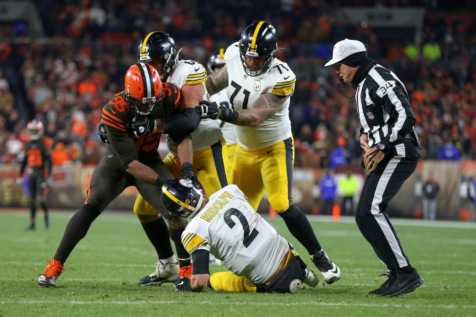 Myles Garrett (Cleveland Browns) reißt seinem Steelers-Quarterback Mason Rudolph den Helm herunter und prügelt damit auf ihn ein.