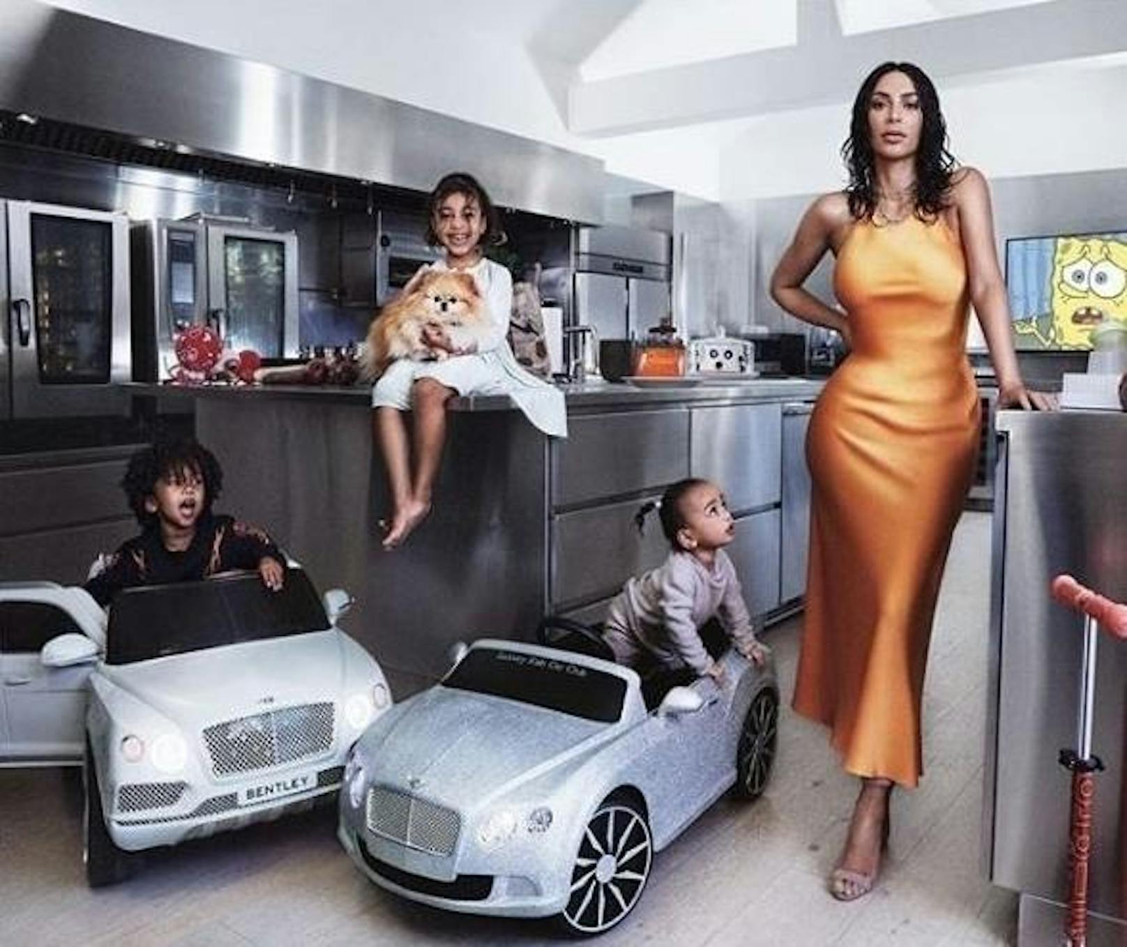 11.04.2019: In der neuen Vogue zeigt sich Kim Kardashian mit ihren drei Kindern komplett edel in der Küche.