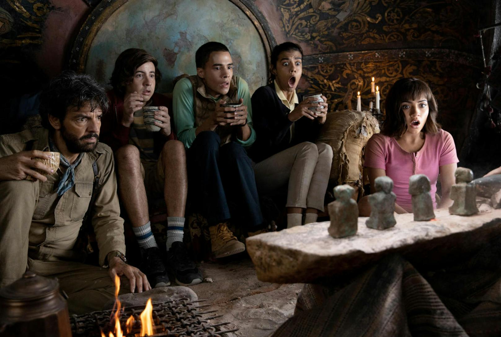 Von links: Eugenio Derbez, Nicholas Coombe, Jeffrey Wahlberg, Madeleine Madden und Isabela Moner in "Dora und die goldene Stadt"