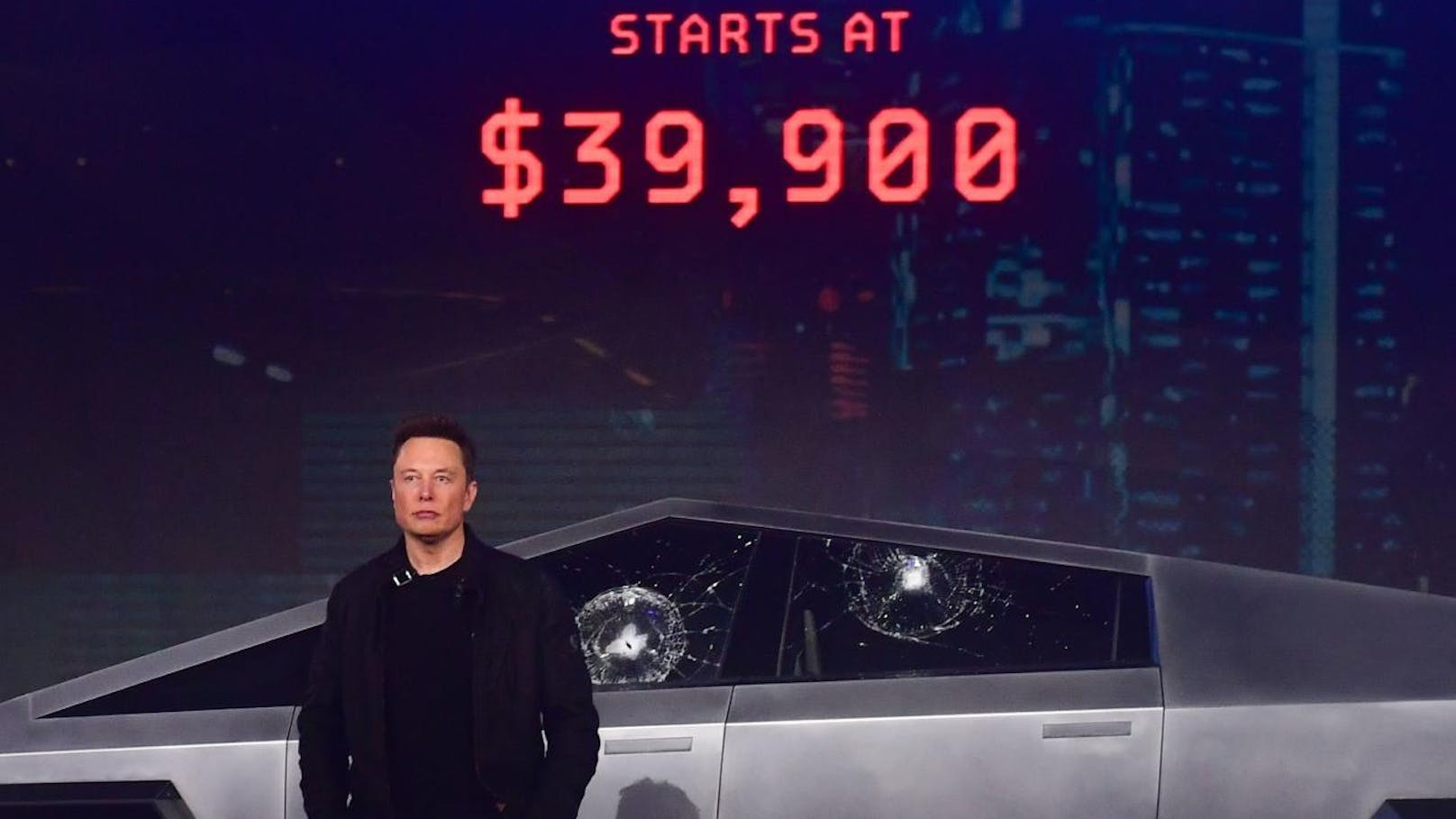 Mit viel Effekthascherei hat Tesla-Chef Elon Musk seinen Cybertruck präsentiert. Doch bei der Vorführung kam es zu einer peinlichen Panne: Das vermeintlich kugelsichere Panzerglas zerbrach.