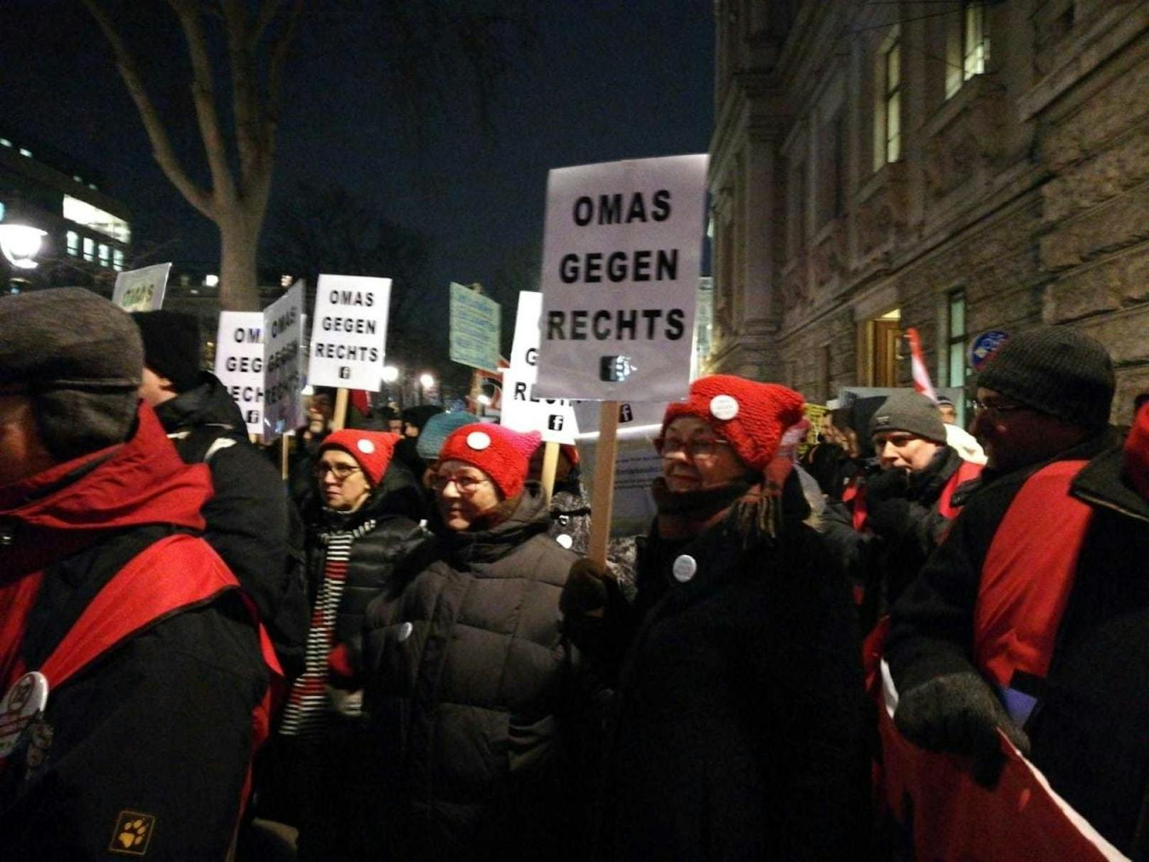 Die "Omas gegen Rechts" traten ab 2017 gegen die türkis-blaue Bundesregierung auf, oft im Rahmen der wöchentlichen Donnerstags-Demos.