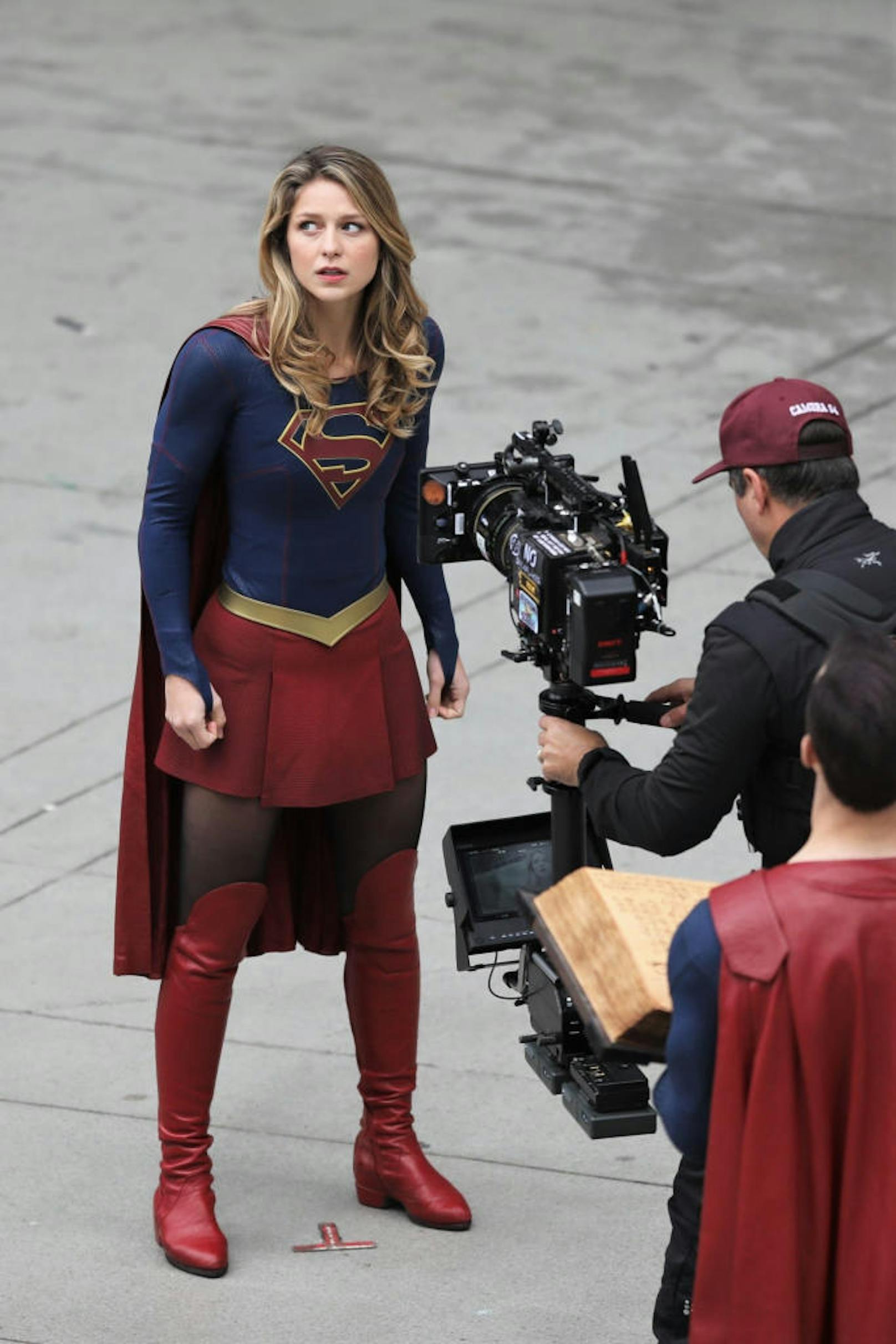 Melissa Benoist bei den Dreharbeiten zu "Supergirl" 