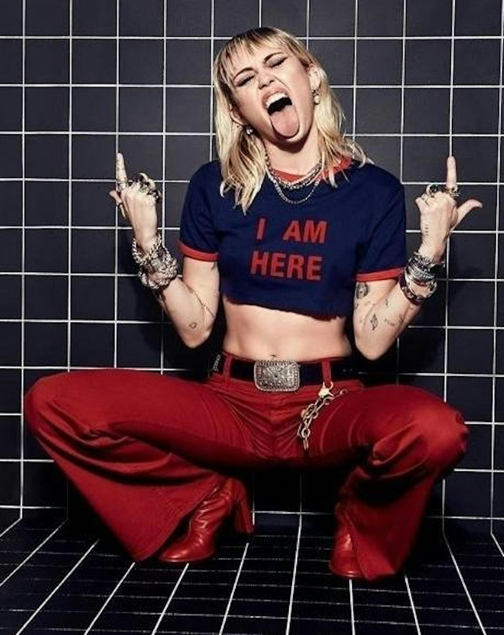 02.01.2020: "Neues Jahr. Neue Ära", verspricht Miley Cyrus ihren Fans mit einem Instagram-Schnappschuss, auf dem sie wieder einmal ihr Markenzeichen, ihre Zunge, so weit wie möglich rausstreckt.  
