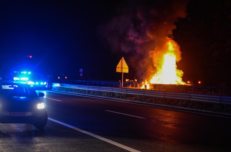 Auf der A12 bei Hall in Tirol kam es am Sonntagabend zu einem tragischen Unfall. Ein Mann verbrannte in seinem Fahrzeug.
