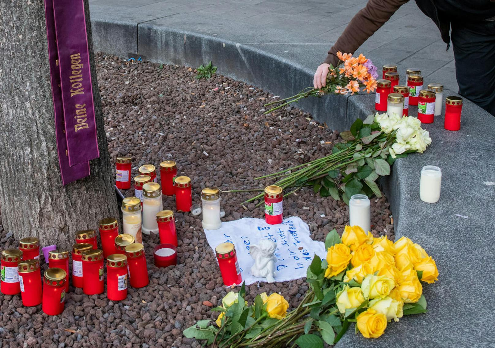 Zeichen der Trauer: Am Tatort liegen Blumen und Kerzen.