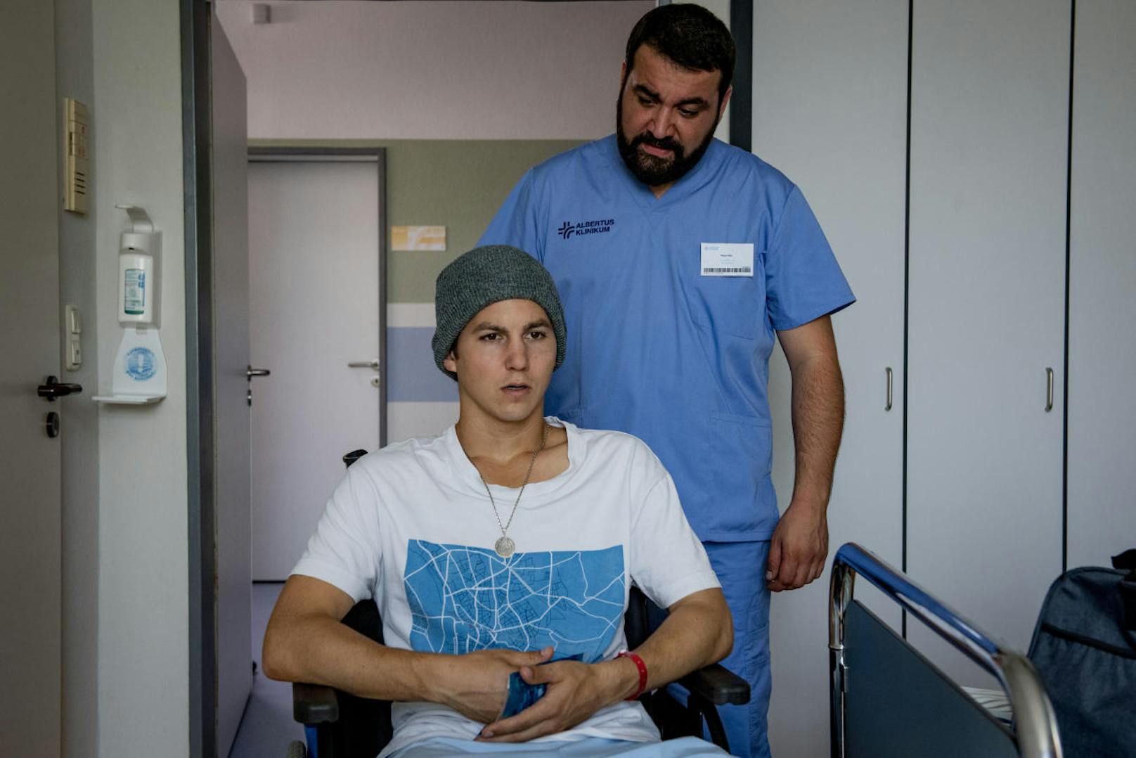 Pfleger Dietz (Sahin Eryilmaz) schimpft mit Leo (Tim Oliver Schultz). 