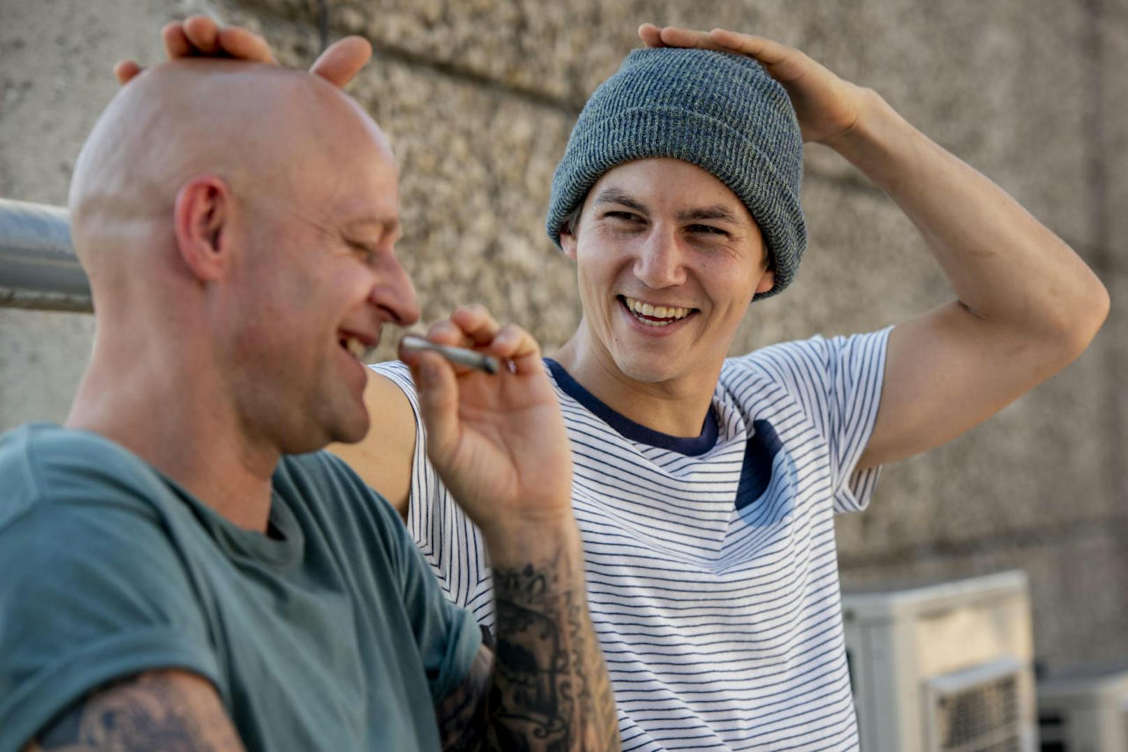 Benni (Jürgen Vogel) und Leo (Tim Oliver Schultz) rauchen zusammen einen Joint.