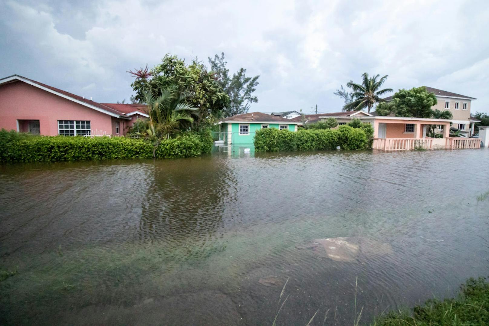 Eine Sturmflut, verursacht durch den Hurrikan, ließ den Meeresspiegel bis zu 7 Meter ansteigen. Auch in oberen Etagen waren die Einwohner auf den Bahamas vor dem Wasser nicht mehr sicher.