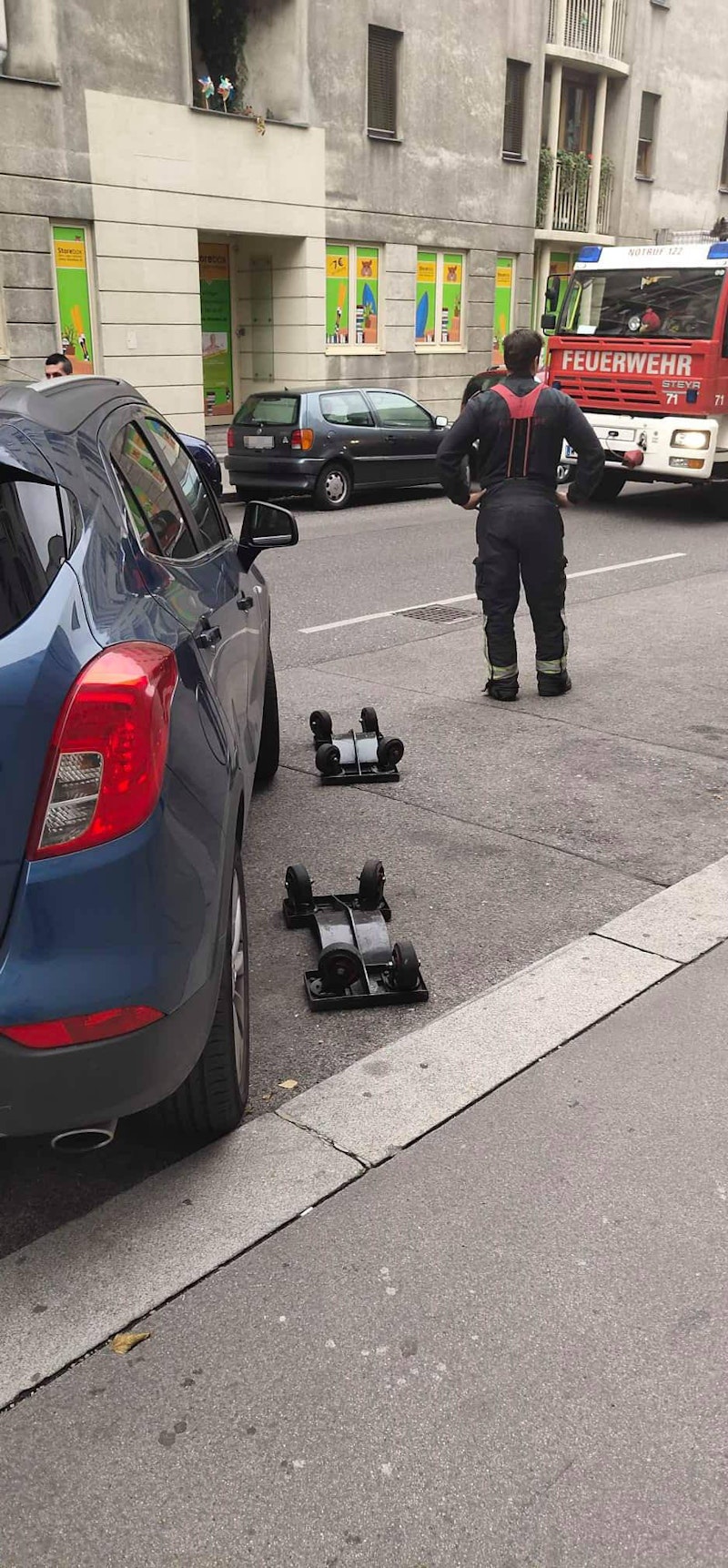 Der Mann fuhr sein Auto weg, bevor die Feuerwehr das Fahrzeug abschleppen konnte.