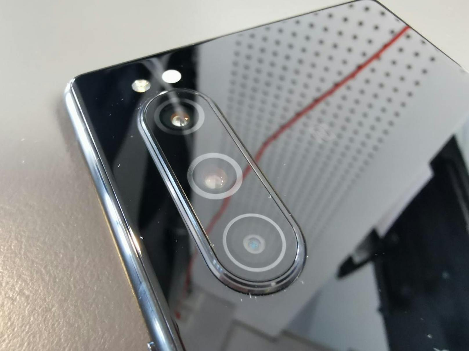 Neu ist die Dreifach-Kamera auf der Rückseite, die dem Huawei P30 ähnlich sieht und leicht aus dem Gehäuse hervorsteht. Mit nur knapp über 160 Gramm ist das Smartphone zudem ungewöhnlich leicht, es hält sich aber sicher in der Hand.