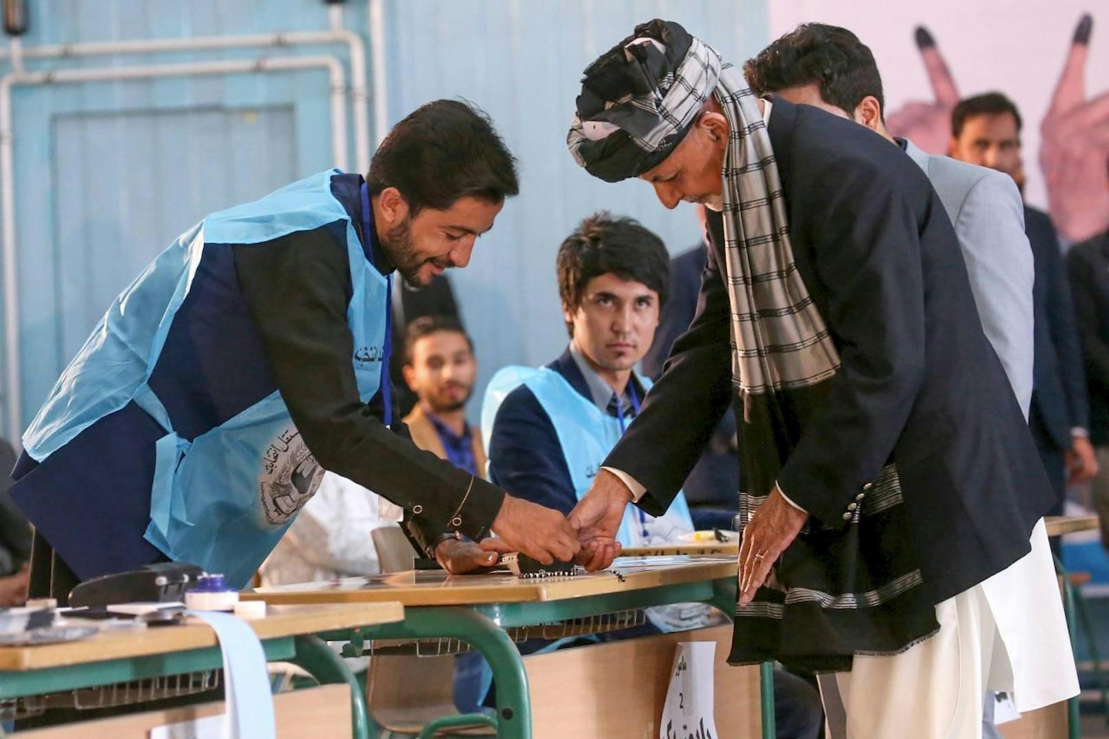 Die Wahlkommission äußerte sich zufrieden über den Verlauf der Abstimmungen: Verglichen mit früheren Abstimmungen sei es "die gesündeste und fairste Wahl" gewesen. Im Bild: Der amtierende Präsident und Kandidat Ashraf Ghani bei der Stimmabgabe.