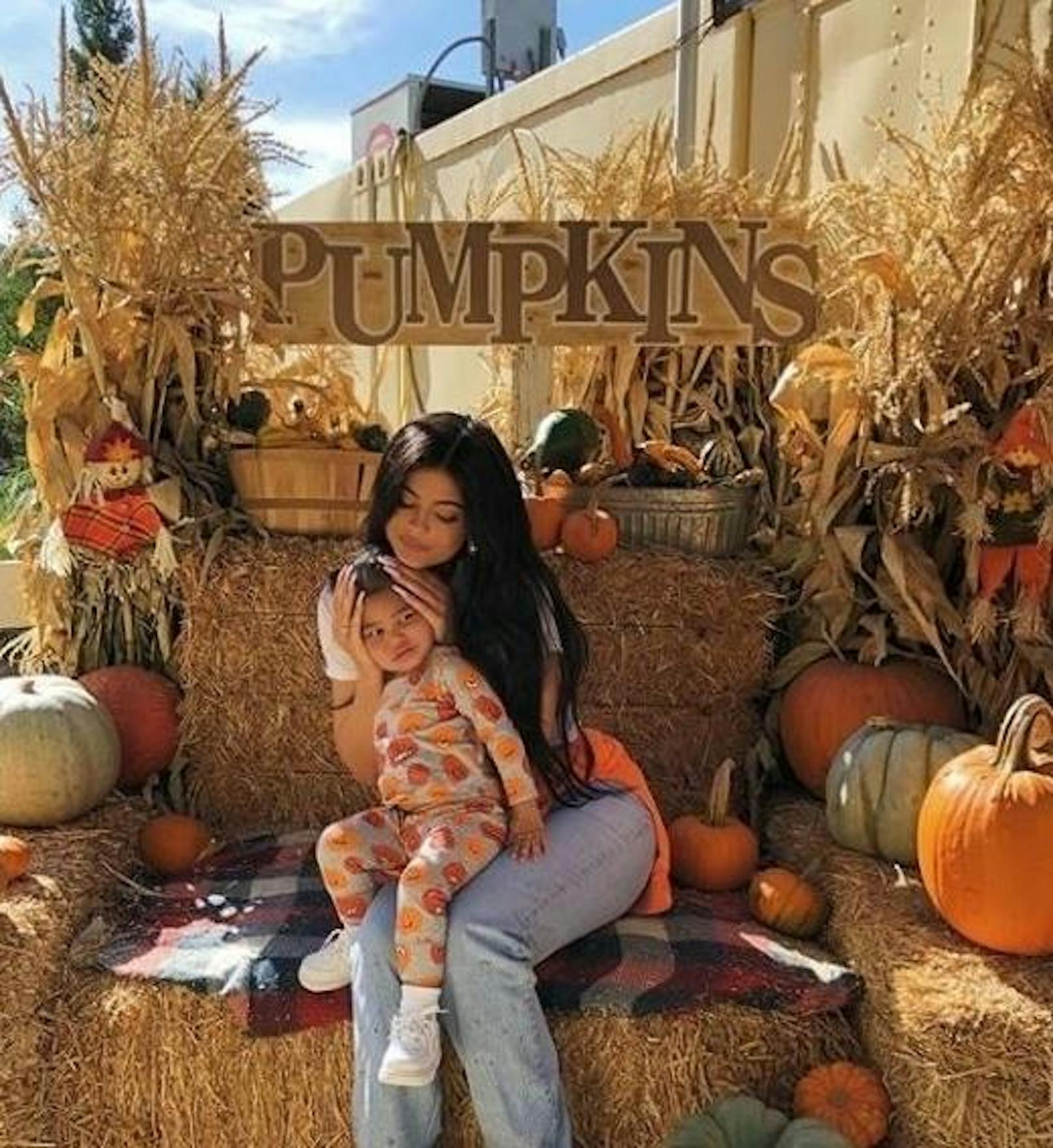 18.10.2019: Kylie Jenner und ihre kleine Tochter Stormi machen es sich vor ein paar Kürbissen auf einem Strohballen gemütlich. "Lasst die Festivitäten beginnen", freut sich Kylie schon auf Halloween. Oma Kris Jenner kommentiert ganz entzückt: "Meine zwei Kürbisse". :D