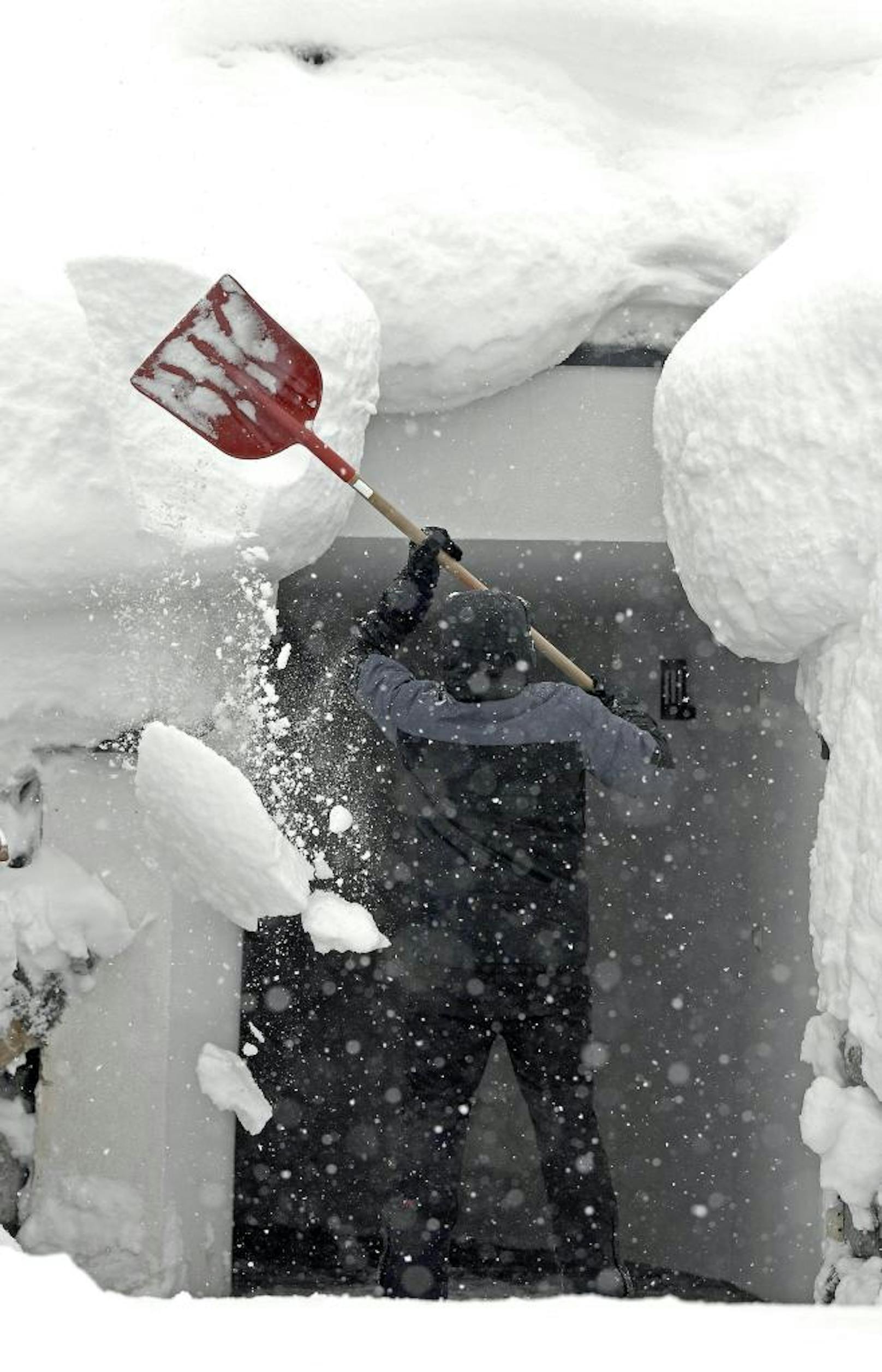 Während auch die Menschen in Ramsau am Dachstein wie verrückt Schnee schaufeln müssen, ...