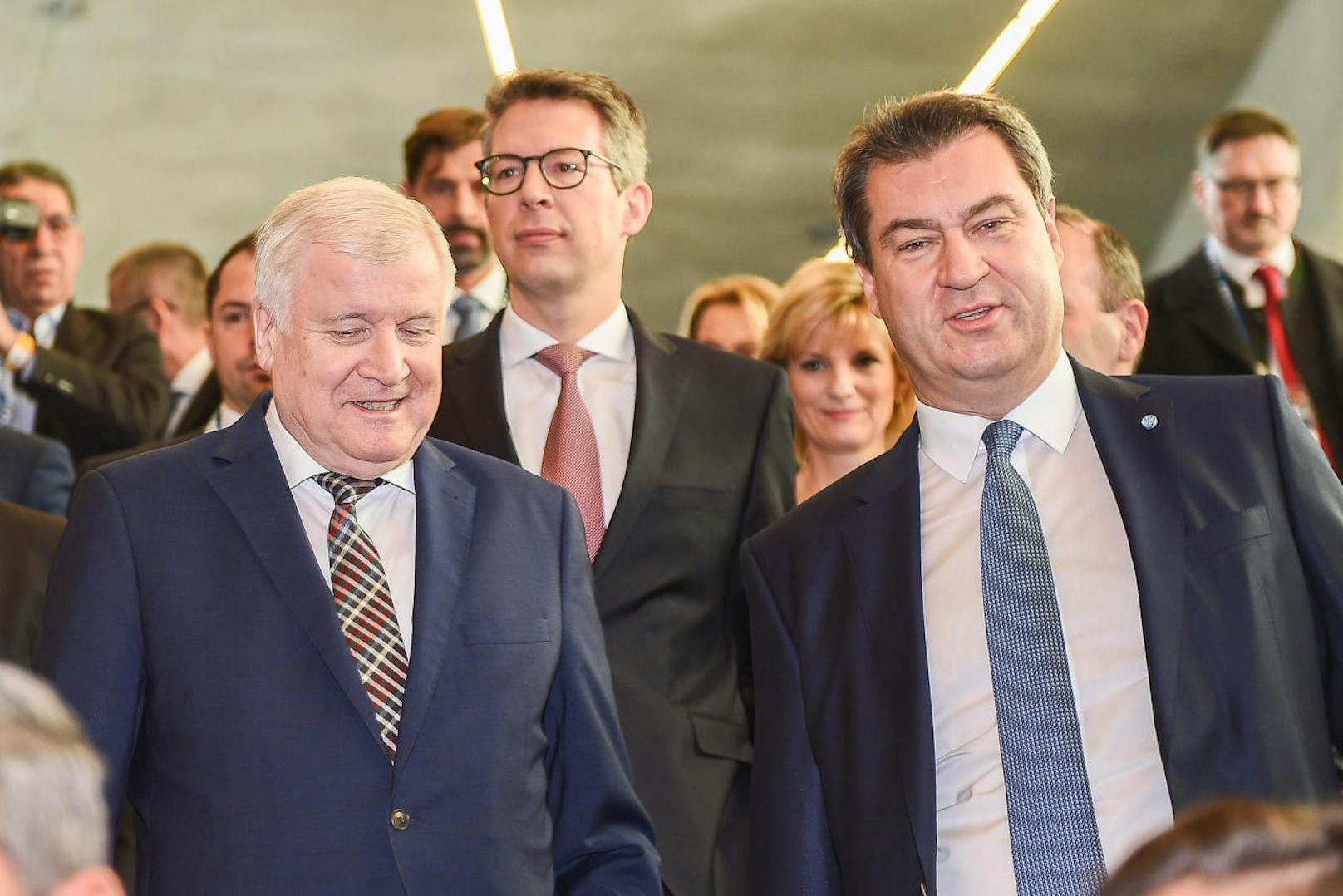 <b>Horst Seehofer</b>, Bundesminister für Inneres, Bau und Heimat und <b>Markus Söder</b>, bayerischer Ministerpräsident, kommen gemeinsam ins Plenum, am CSU-Parteitag in München.