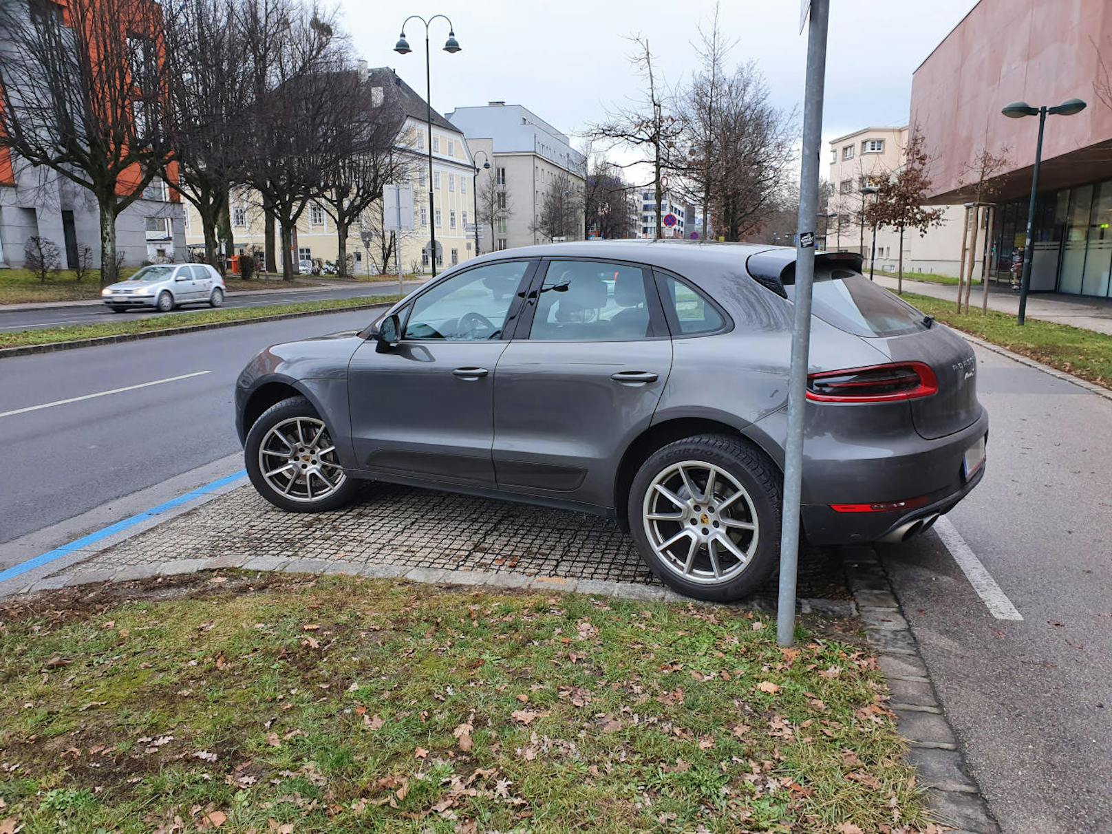Auch Porsche-Fahrer müssen mal parken, dürfen das aber ruhig auch machen, ohne am Randstein zu stehen.