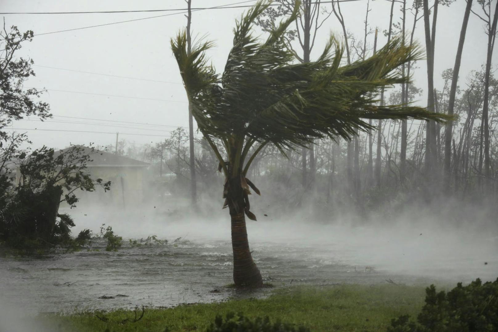 Die Insel werde noch bis Dienstag von zerstörerischen Winden und Sturmfluten betroffen sein, teilte das Nationale Hurrikan-Zentrum der USA in Miami mit.