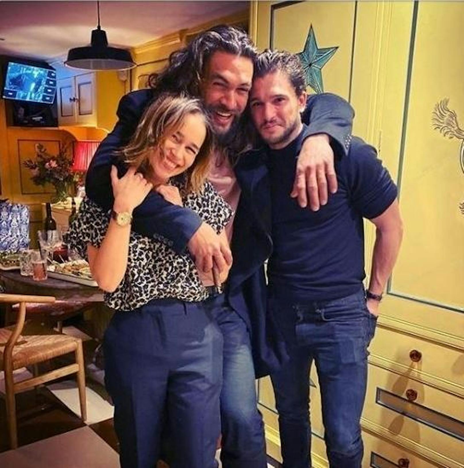 26.10.2019: Zum Geburtstag von Emilia Clarke kam es zu einer kleinen aber feinen "Game of Thrones"-Reunion. Sowohl Jason Momoa als auch Kit Harington feierten mit der kleinen Engländerin.