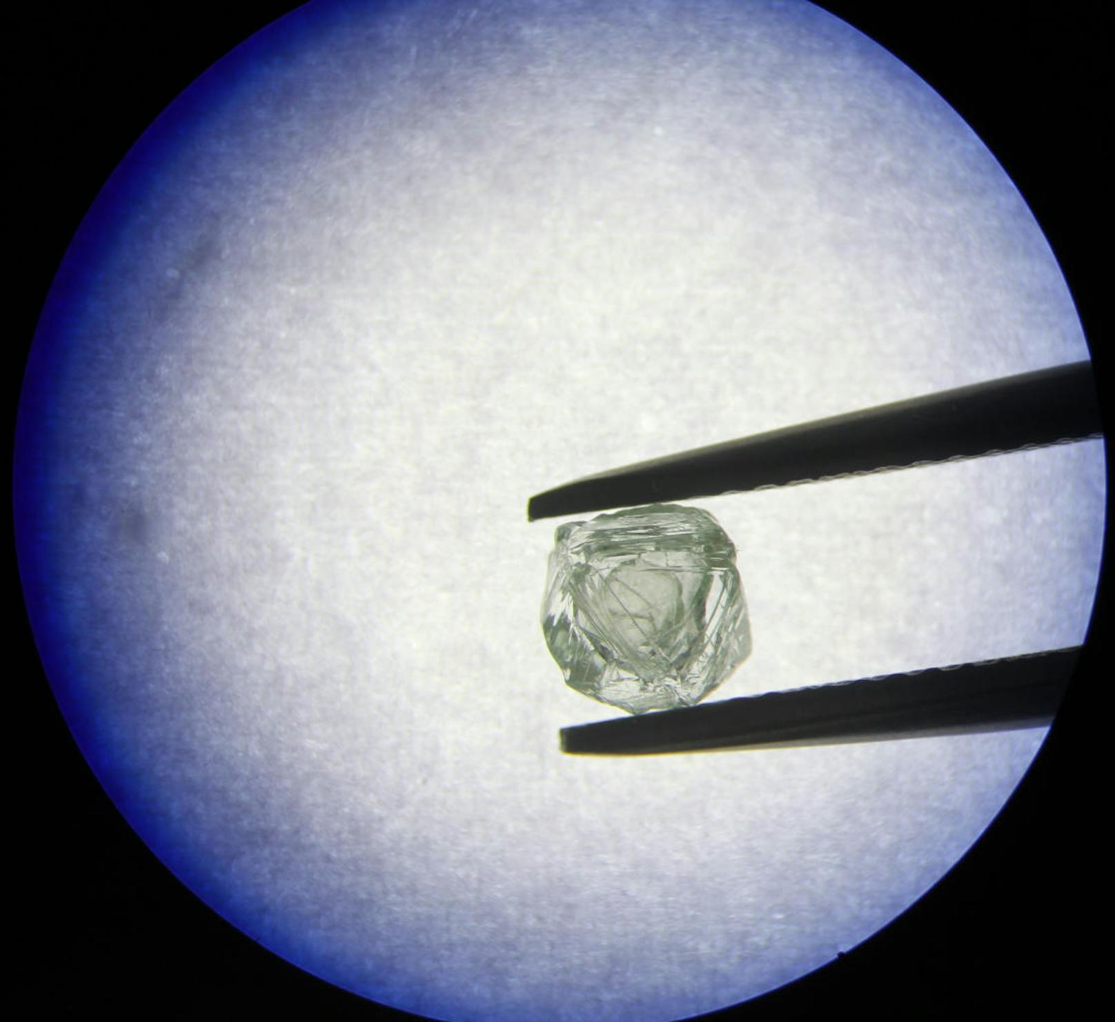 Der "Matrjoschka"-Diamant dürfte weltweit einzigartig sein: In seinem Inneren befindet sich ein zweiter Diamant. Dieser ist sogar frei beweglich.
