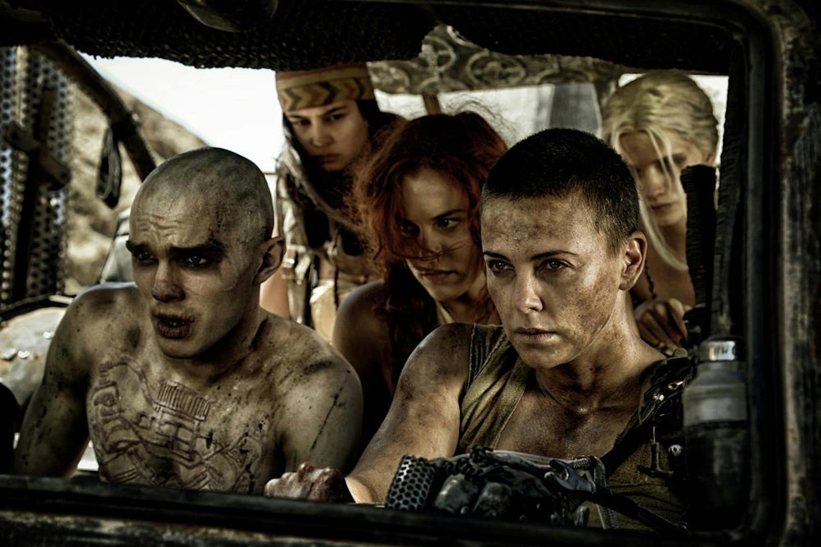 Nicholas Hoult (li.) und Charlize Theron (3. v. li.) in "Mad Max: Fury Road"