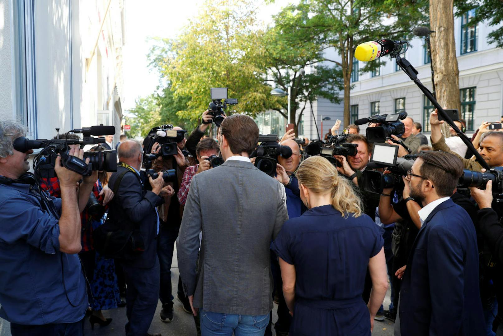 Sebastian Kurz am Wahlsonntag, von Journalisten umringt.