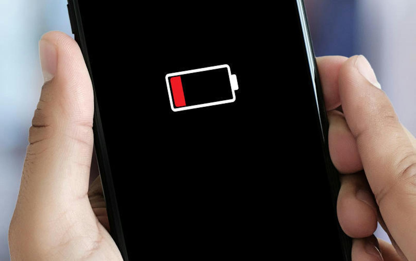 Du lädst dein iPhone immer über Nacht? Das kann dem Akku schaden. Die Funktion <b>optimiertes Laden der Batterie</b> soll nun helfen. Das Handy lernt, wann du lädst. Steckst du es immer um 22 Uhr ein, so lädt es sich nur bis 80 Prozent auf. Dann den Rest erst kurz bevor du aufstehst. Das soll den Alterungsprozess der Batterie verlangsamen. Das Feature kann unter Einstellungen > Batterie > Batteriezustand aktiviert werden.