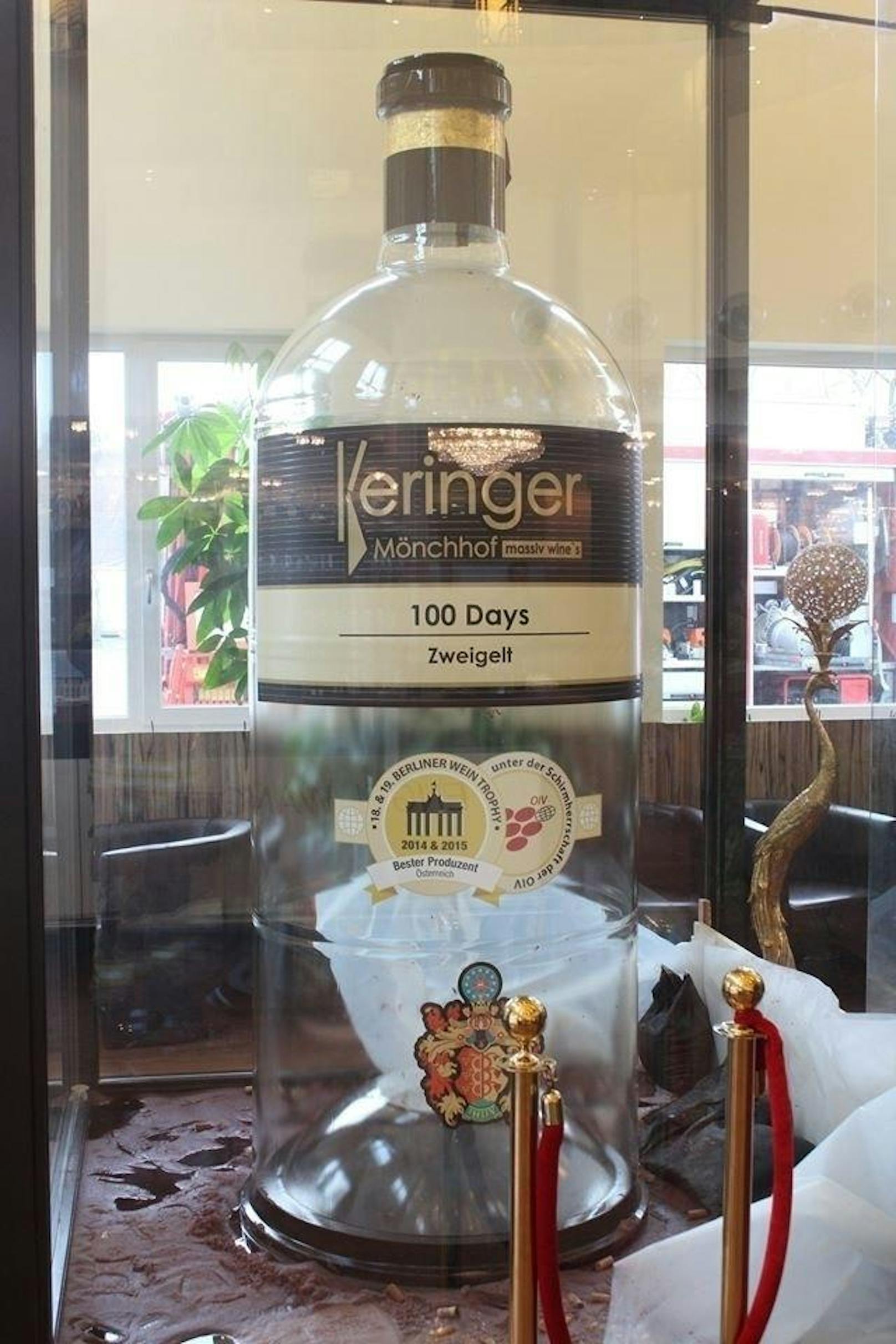 Mit der Rekordmenge von 1.590 Liter "100 Days Zweigelt 2015" befüllten Robert und Marietta Keringer aus dem burgenländischen Mönchhof (Bezirk Neusiedl) die größte gläserne Weinflasche der Welt.