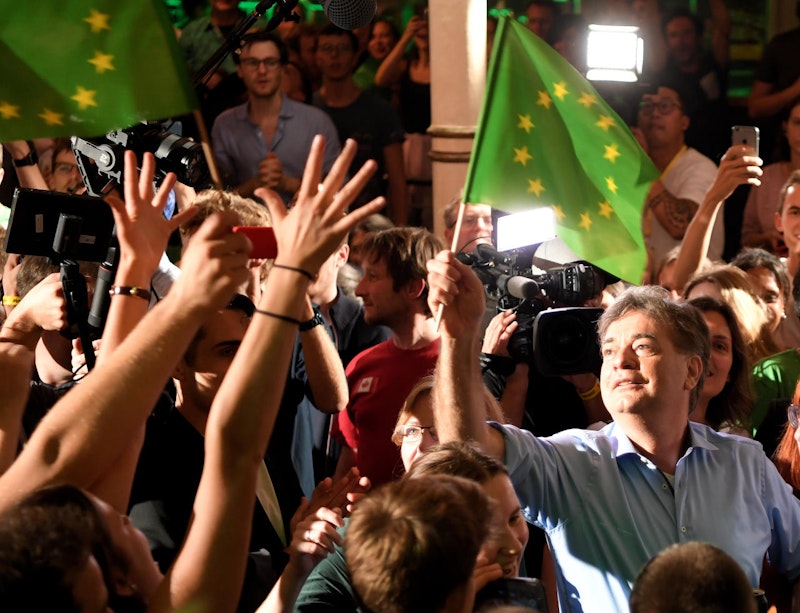 Auch bei den Grünen ist das Ergebnis historisch. "Einmalig" nennt es Kogler. Noch nie hat es eine Gruppierung geschafft aus dem Nationalrat auszuscheiden und gleich wieder einzuziehen.

Auch sei es das höchstes Ergebnis, das die Grünen je erreicht haben und jedenfalls der größte Zuwachs. Mit 10 Prozent Plus zählt sich auch Kogler zu den Wahlsiegern.