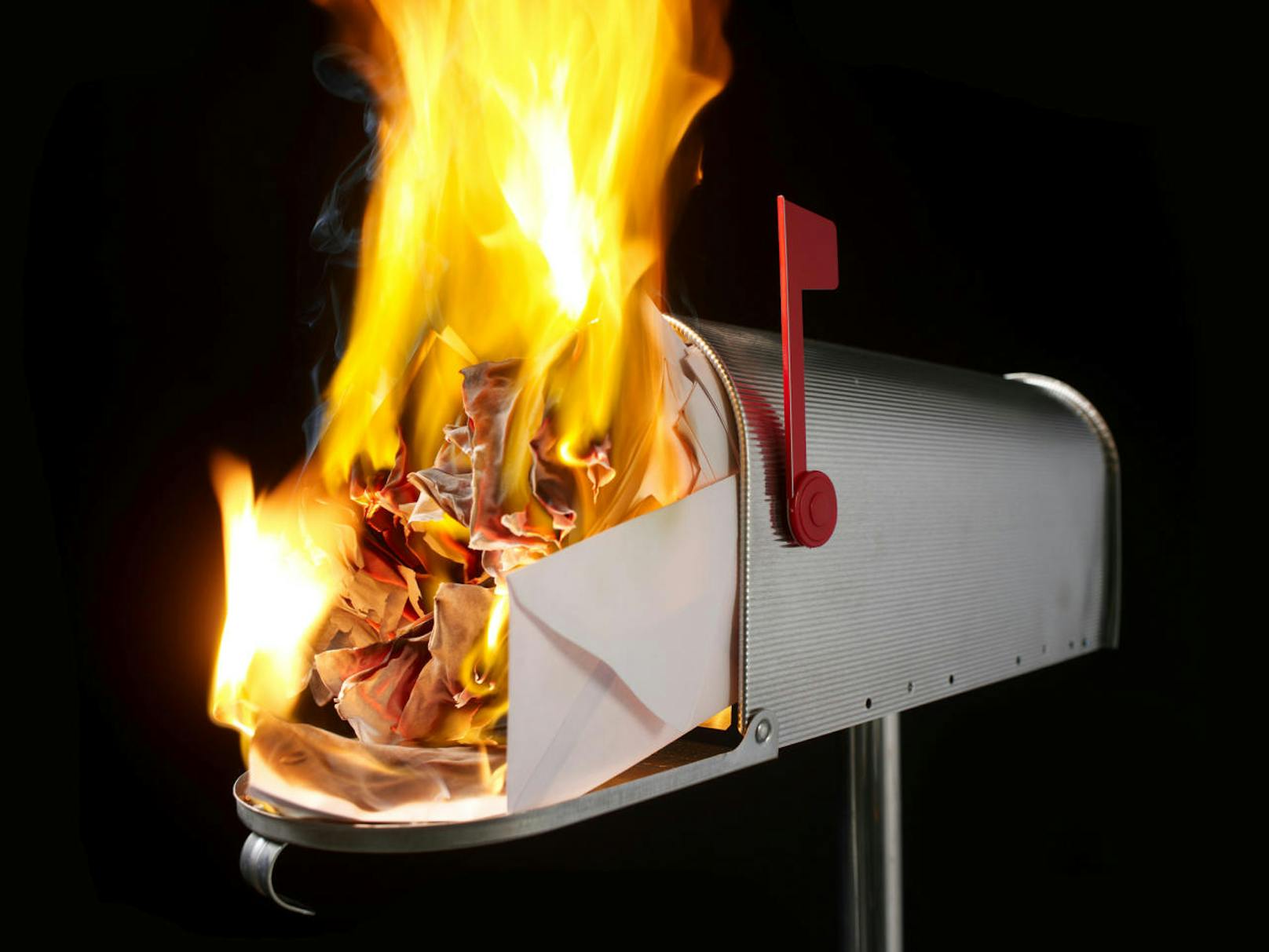 Das Einwerfen von brennenden Gegenständen in Briefkästen.
