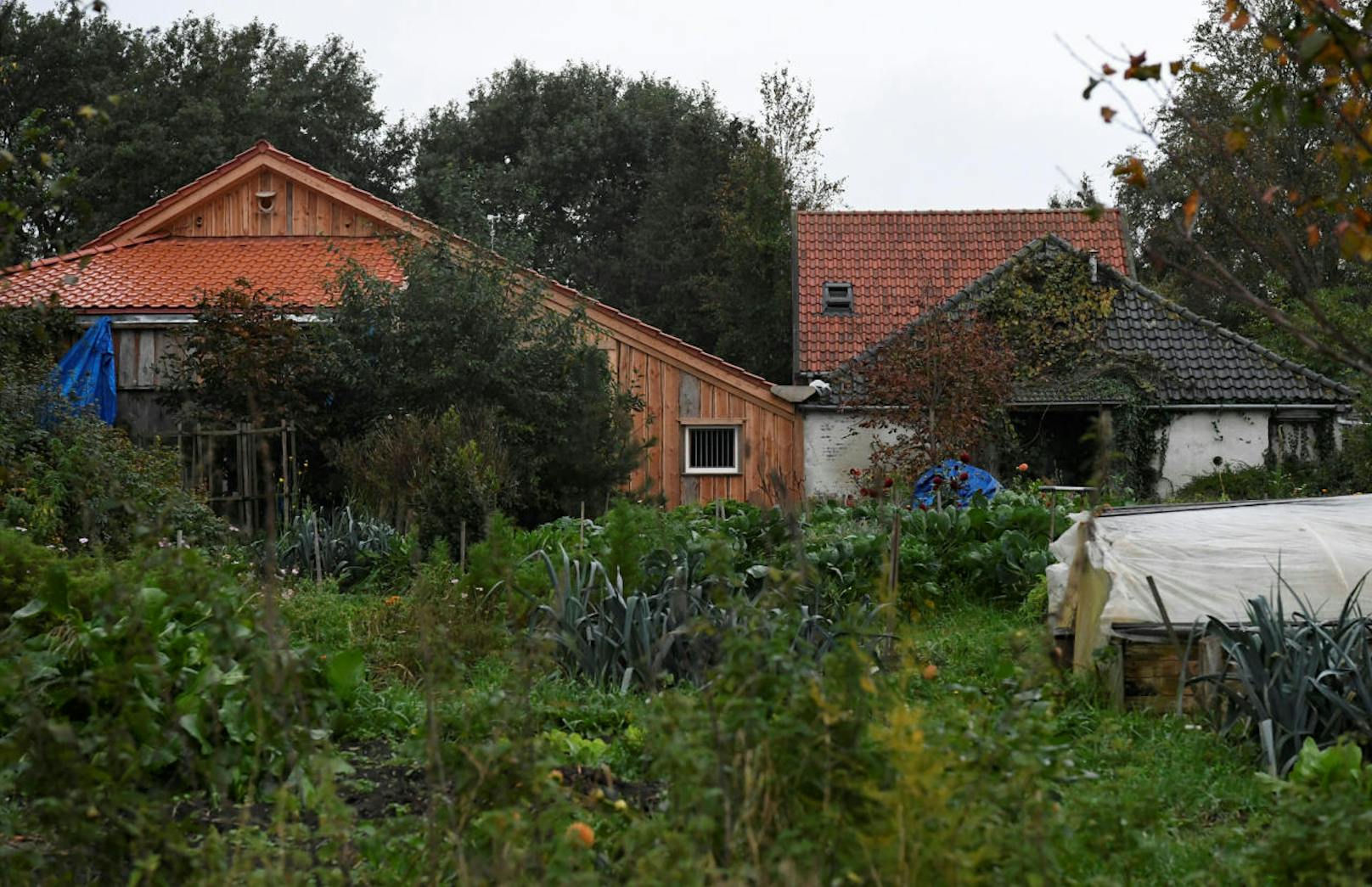 In diesem Haus in Ruinerwold hat sich der 58-jährige Mann seit neun Jahren mit einer Familie im Keller verbunkert.