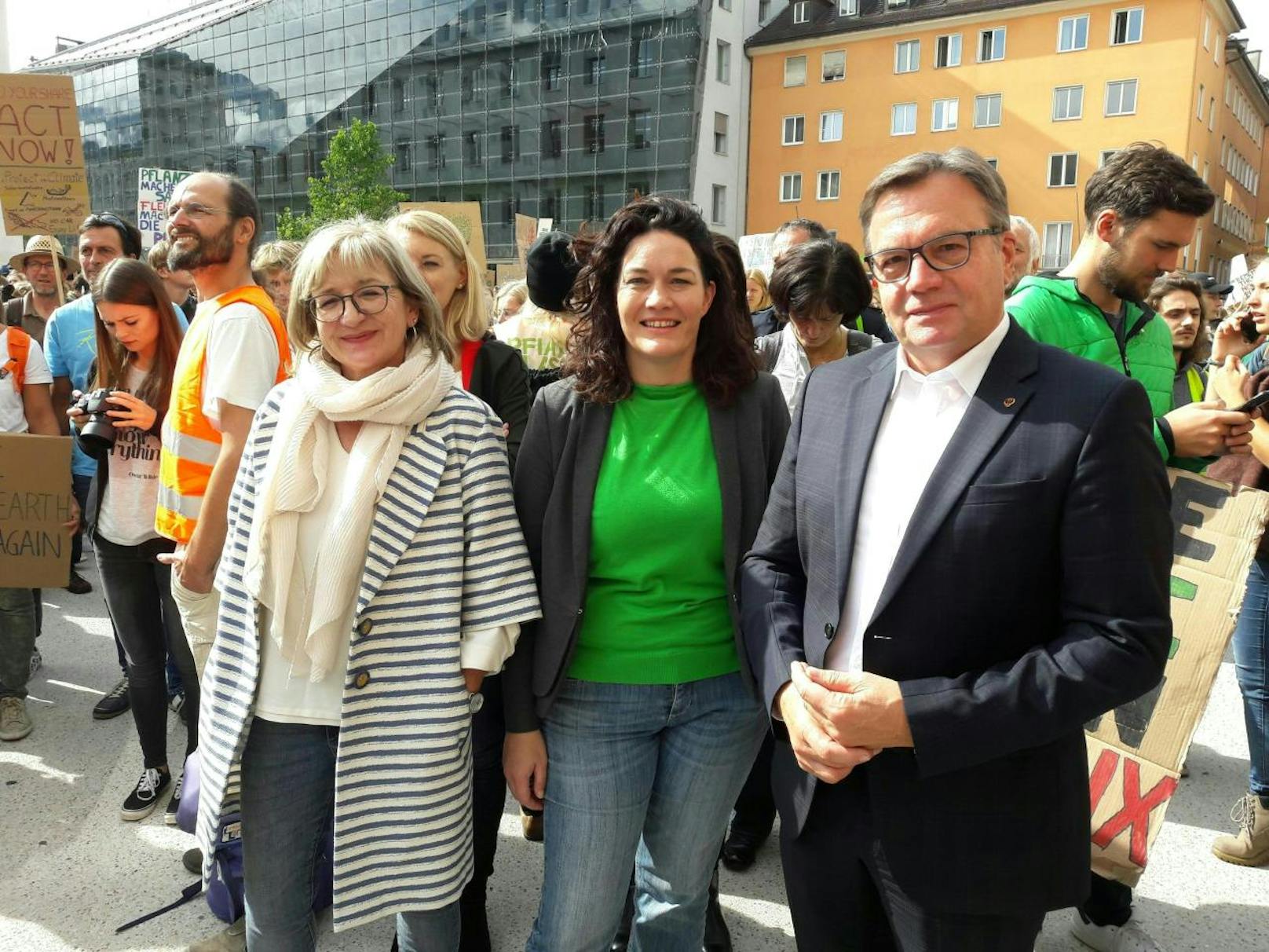(v.l.) Die Tiroler Landesrätin Beate Palfrader (ÖVP), Landeshauptmann-Stellvertreterin Ingrid Felipe (Grüne) und Landeshauptmann Günther Platter (ÖVP) beim "Earth Strike"-Klimaprotest in Innsbruck