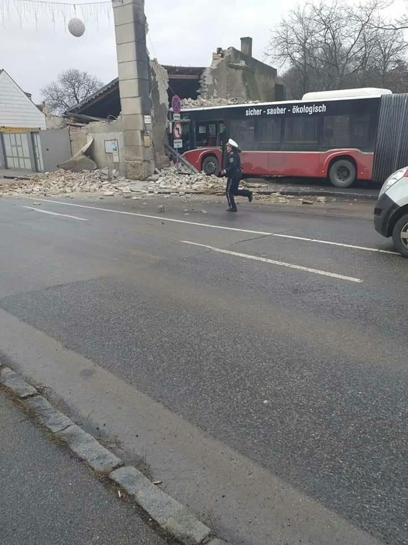 Heftiger Unfall in Wien-Donaustadt: Ein Bus der Linie 26A fuhr im Bereich der Wiener Straße in eine Mauer.