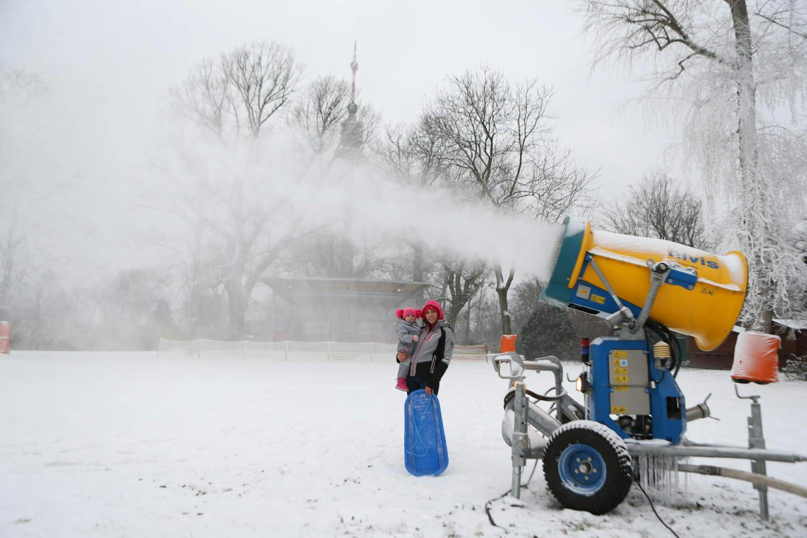 Die Schneekanone produziert pro Stunde 60 Kubikmeter Kunstschnee.