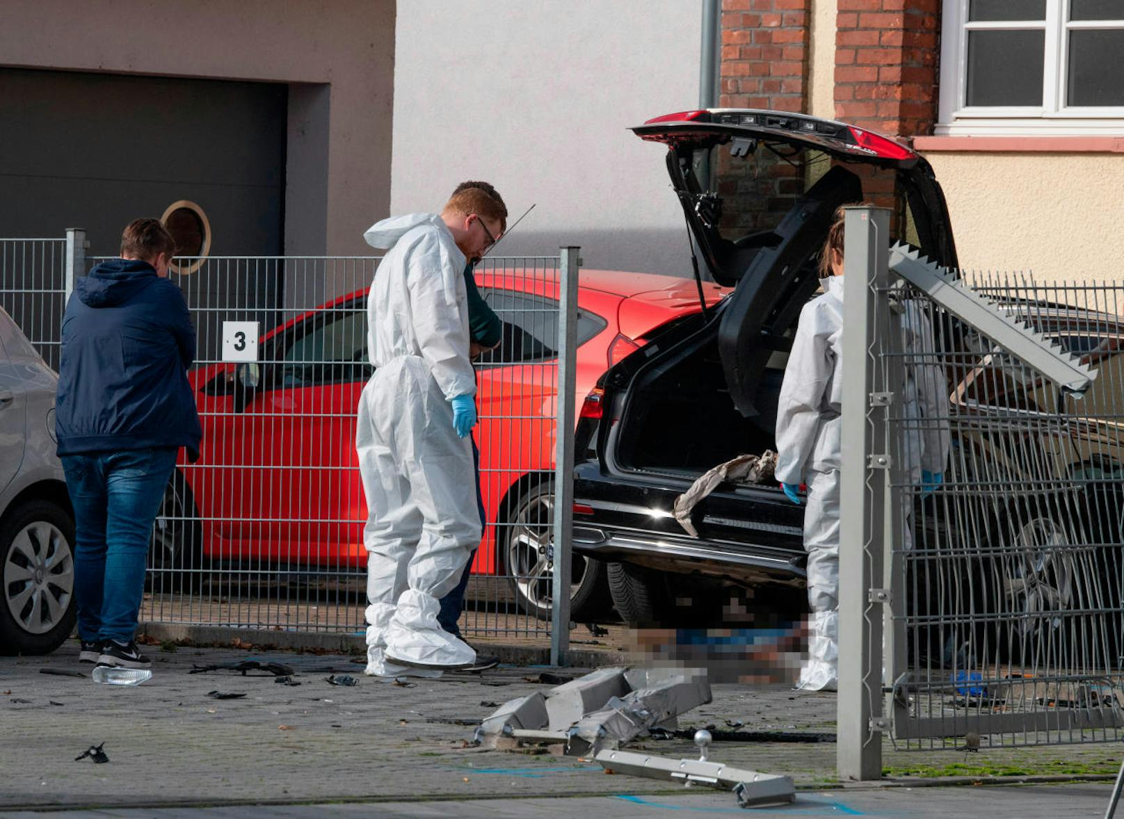Überfahren und erschlagen: Ein 34-Jähriger soll am 25. Oktober in Limburg (Hessen) seine von ihm getrennt lebende Ehefrau <a href="https://www.heute.at/s/mann-uberfahrt-ehefrau-schlagt-ihr-beinahe-kopf-ab-51041939" target="_blank">auf bestialische Weise ermordet haben.</a>
