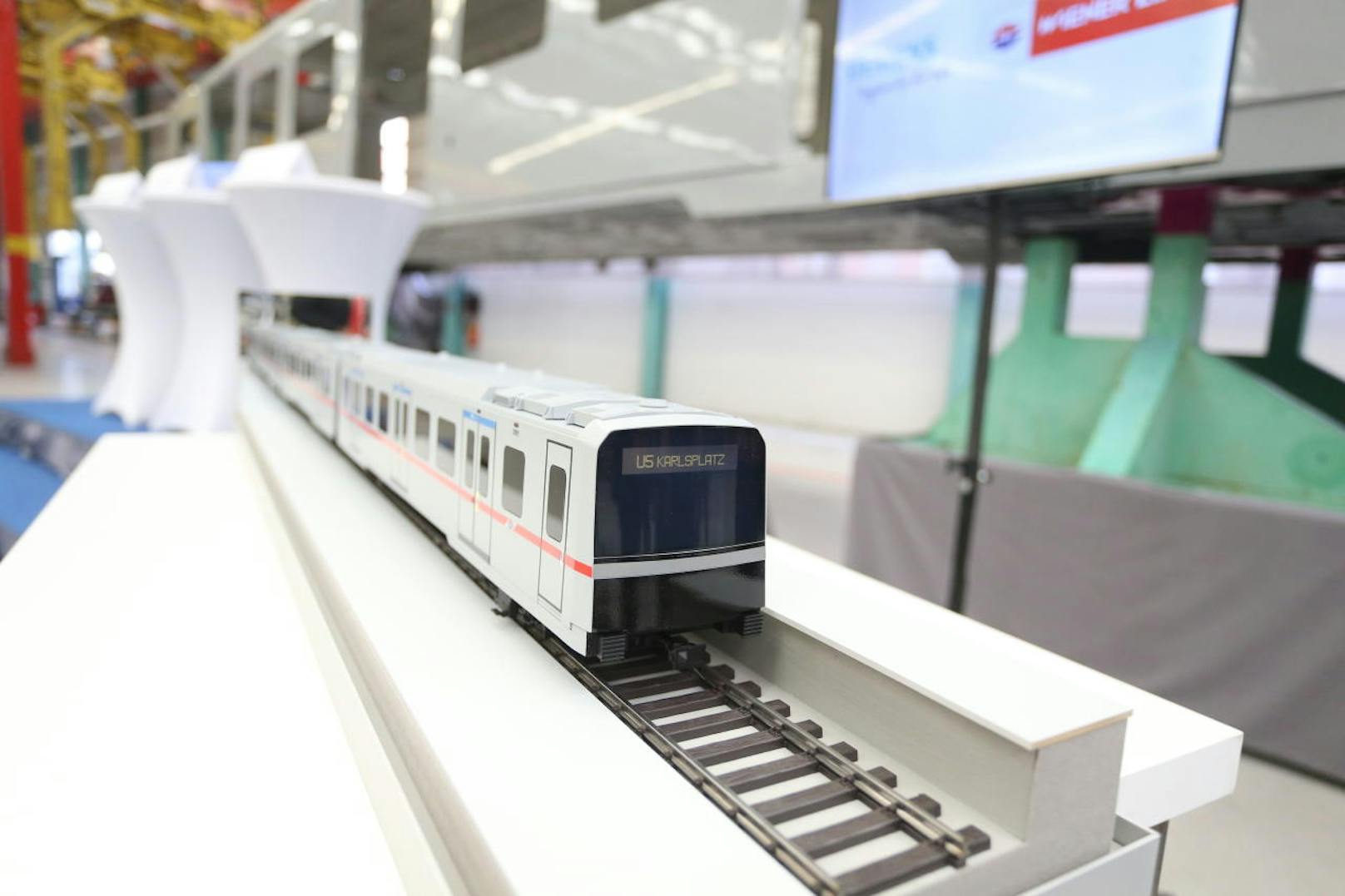 Bevor der vollautomatische Zug in Wien unterwegs ist, werden die bestehenden Stationen der neuen U5 zwischen Rathaus und Karlsplatz mit neuen Bahnsteigtüren ausgestattet.