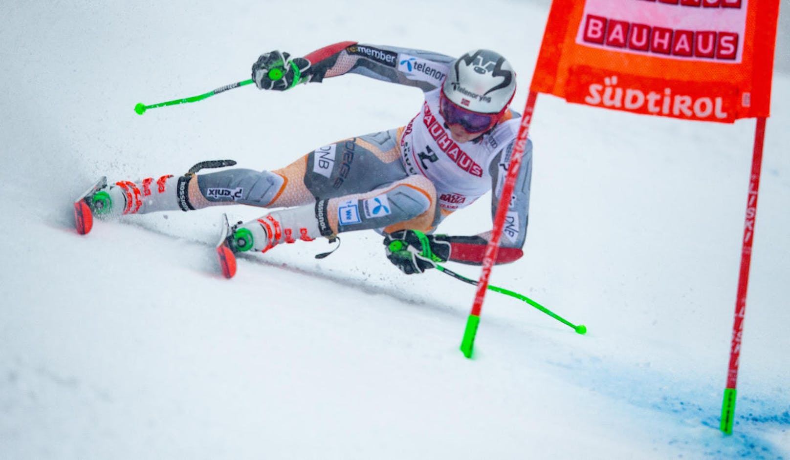 Henrik Kristoffersen gewinnt den Riesentorlauf-Klassiker in Alta Badia. Cyprien Sarrazin fährt mit Nummer 35 auf Platz zwei. Marco Schwarz zeigt mit Platz sechs auf.