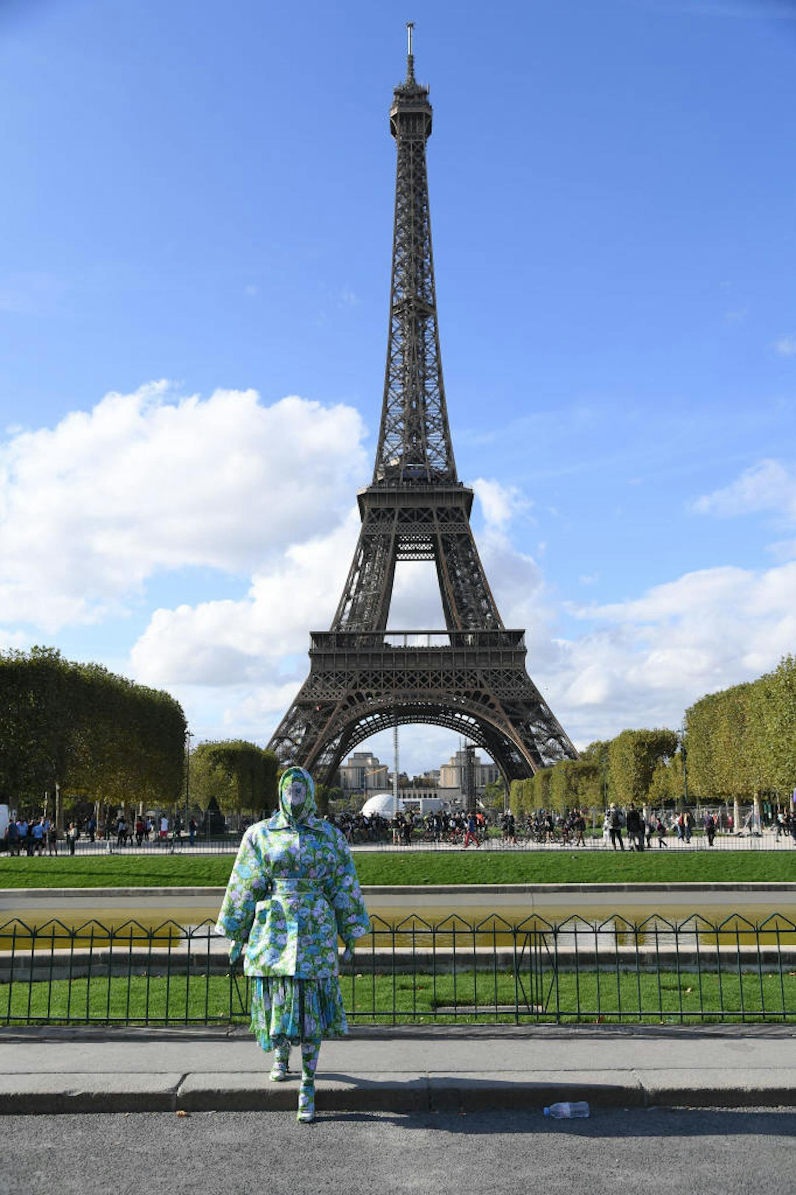 ... posierte ein Superstar aus den USA vor dem berühmtesten Wahrzeichen von Paris.