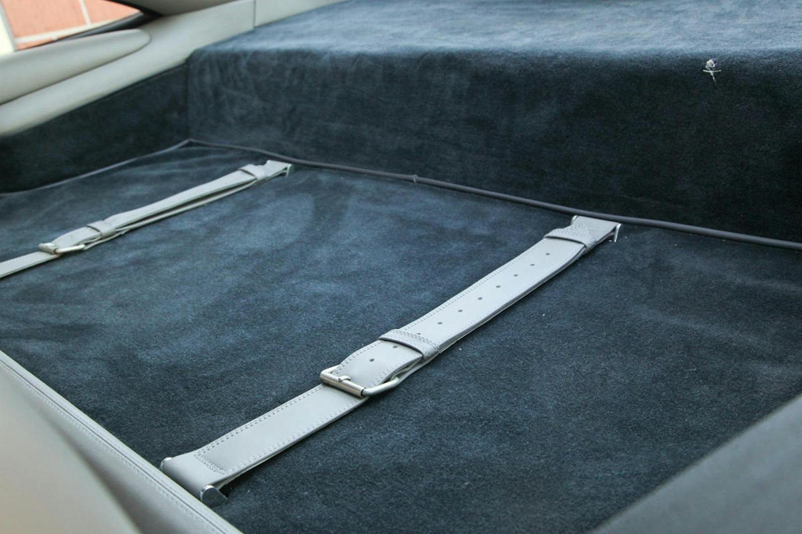 Wem die 185 Liter Fassungsvolumen im Kofferraum nicht reichten, konnte auch hinter den Sitzen noch etwas Gepäck verstauen und anzurren.