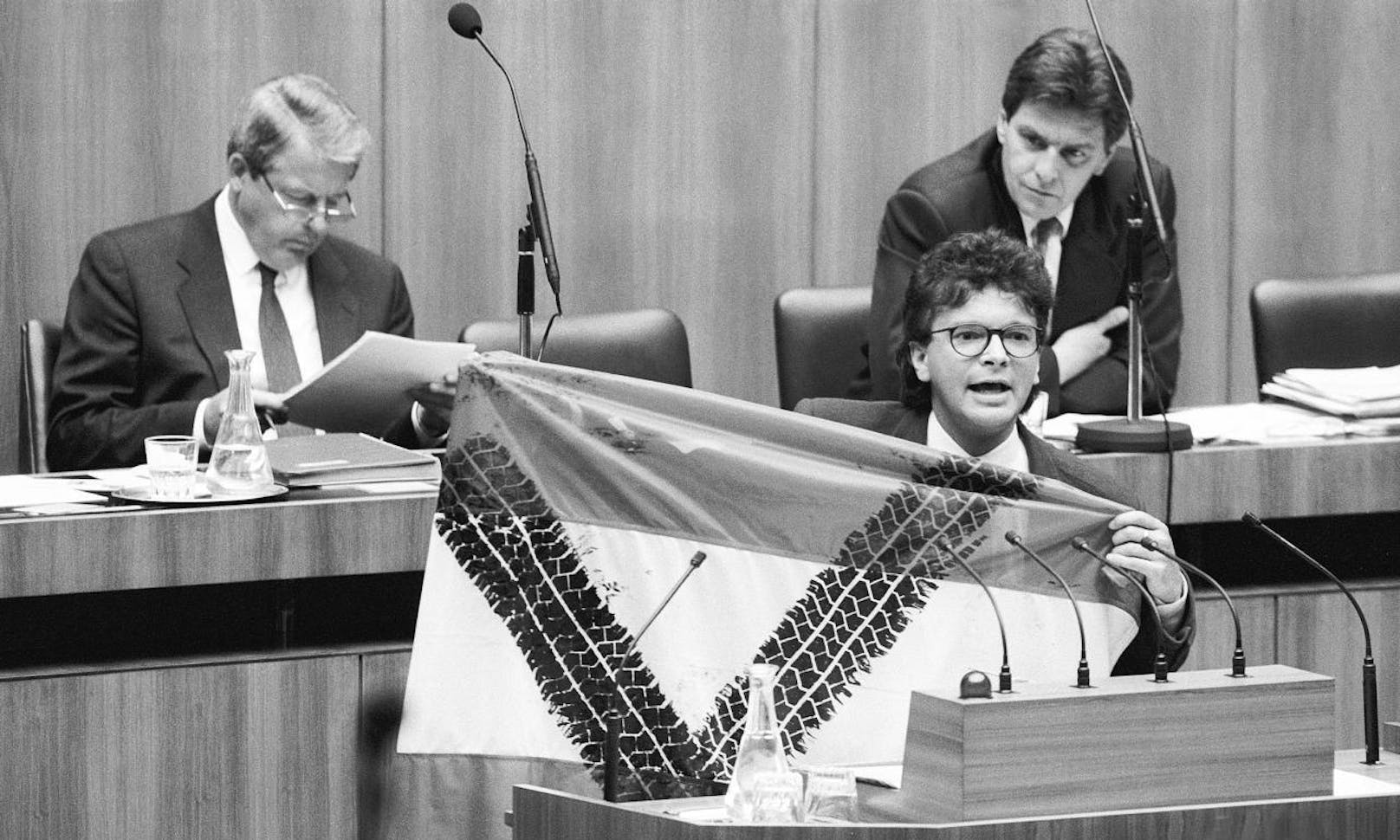 Flankiert von Bundeskanzler Franz Vranitzky (li.) und dessen Nachfolger Viktor Klima hielt Anschober zwischen 1993 und 1997 im Nationalrat so manche flammende Rede.